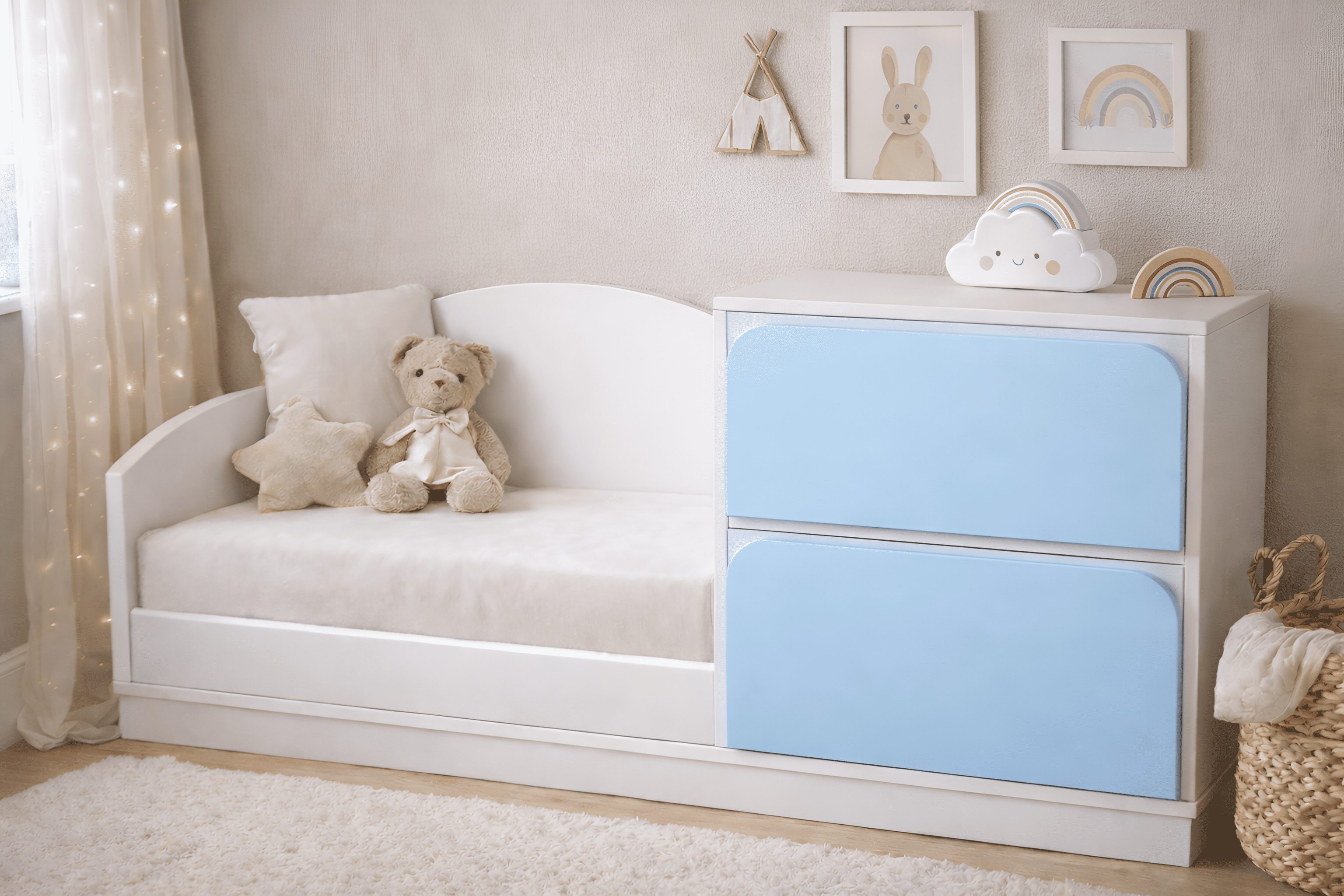 Banco infantil de madera blanca con asiento acolchado y cajoneras en tono beige neutro, ideal para habitación infantil estilo cozy minimalista.