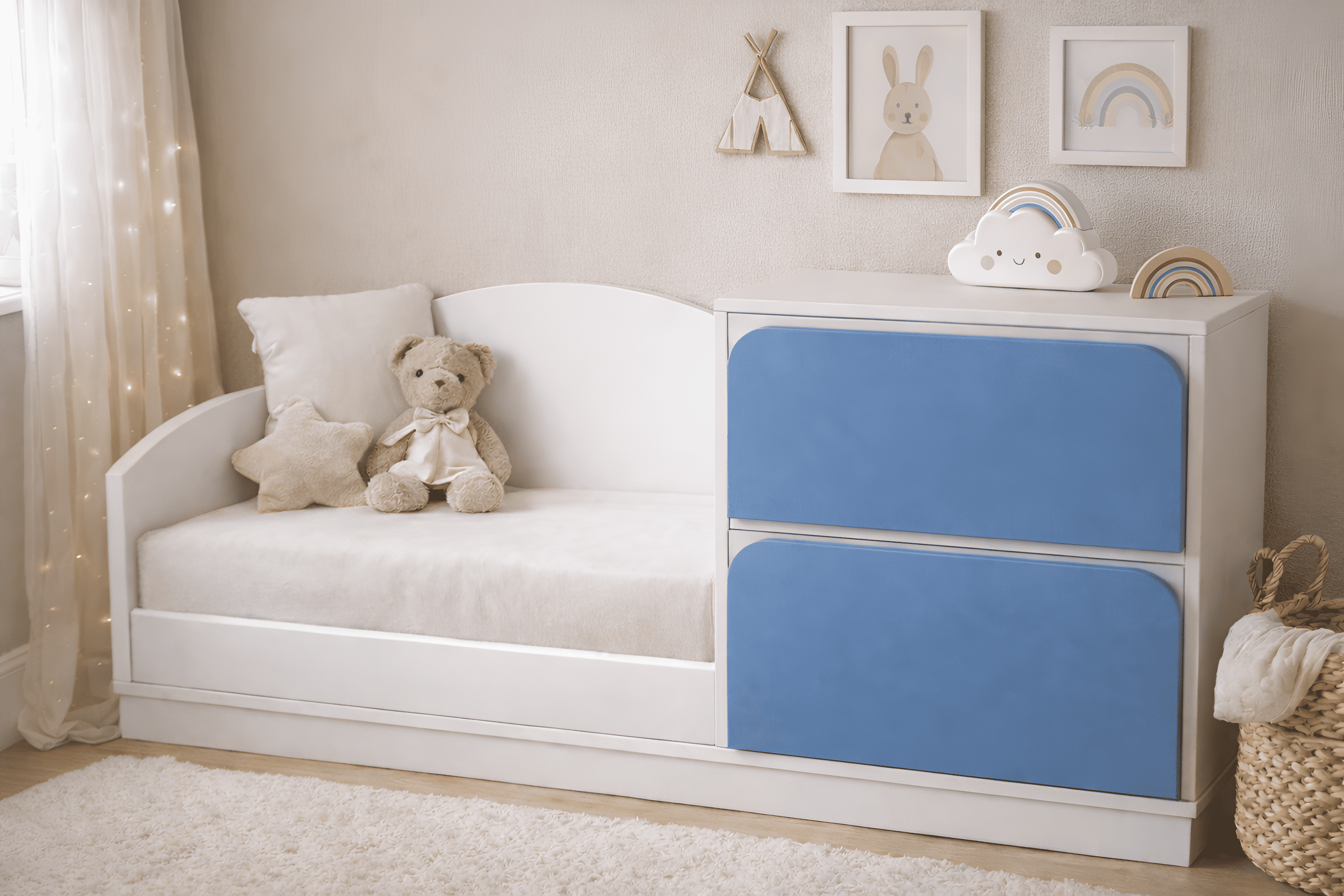 Banco infantil de madera blanca con asiento acolchado y cajoneras en tono personalizable, ideal para habitación infantil estilo cozy minimalista.