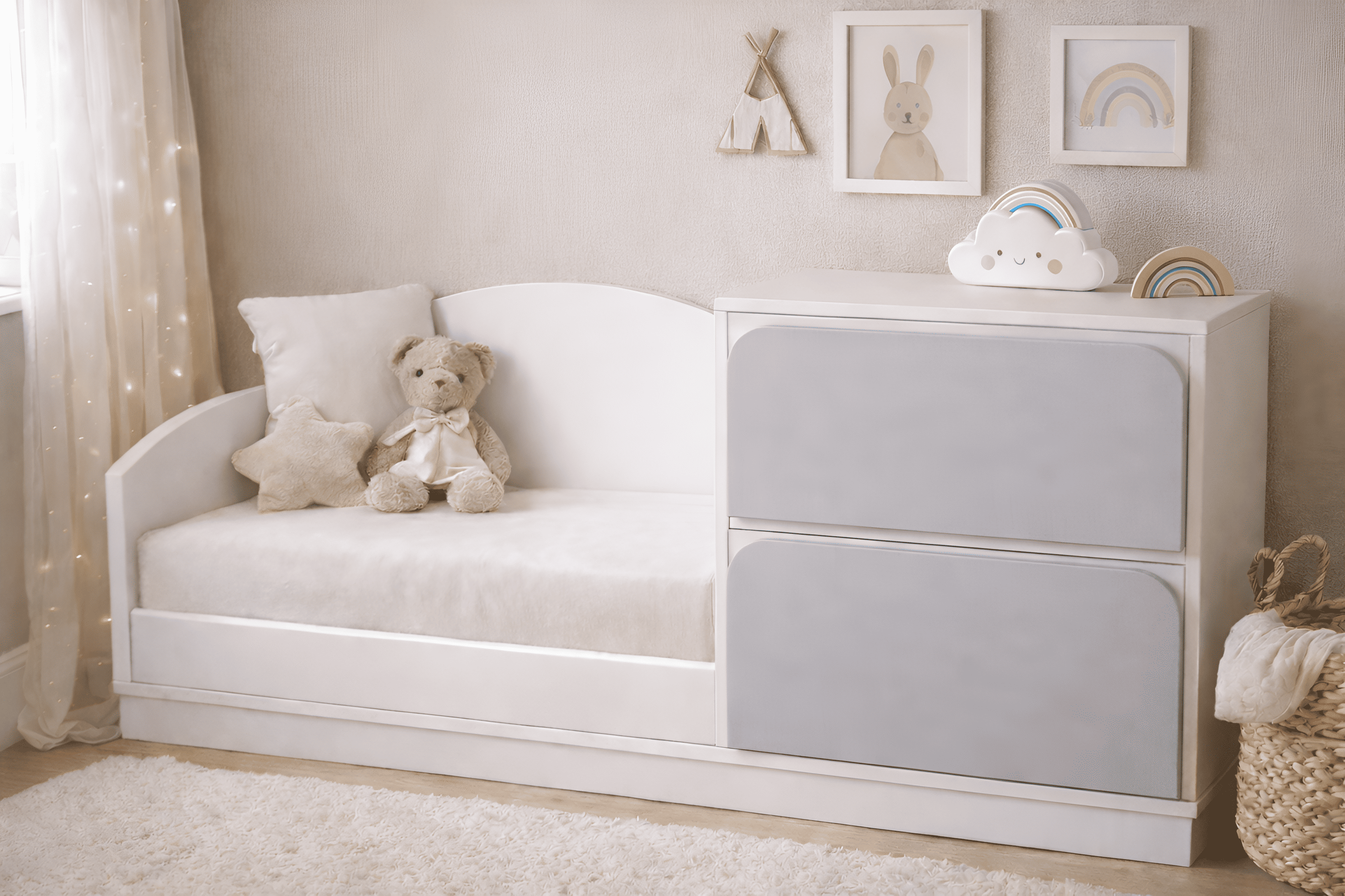 Banco infantil de madera blanca con asiento acolchado y cajoneras en tono beige neutro, ideal para habitación infantil estilo cozy minimalista.