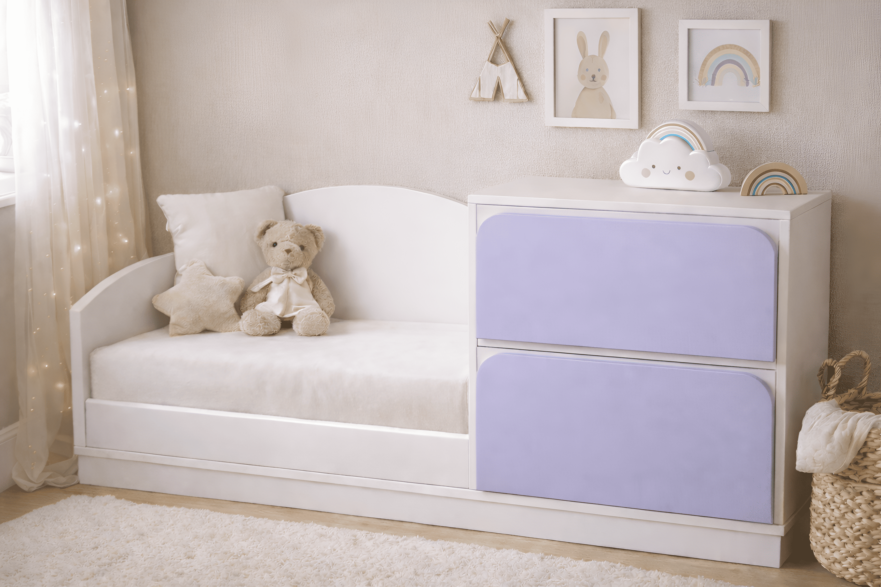 Banco infantil de madera blanca con asiento acolchado y cajoneras en tono beige neutro, ideal para habitación infantil estilo cozy minimalista.