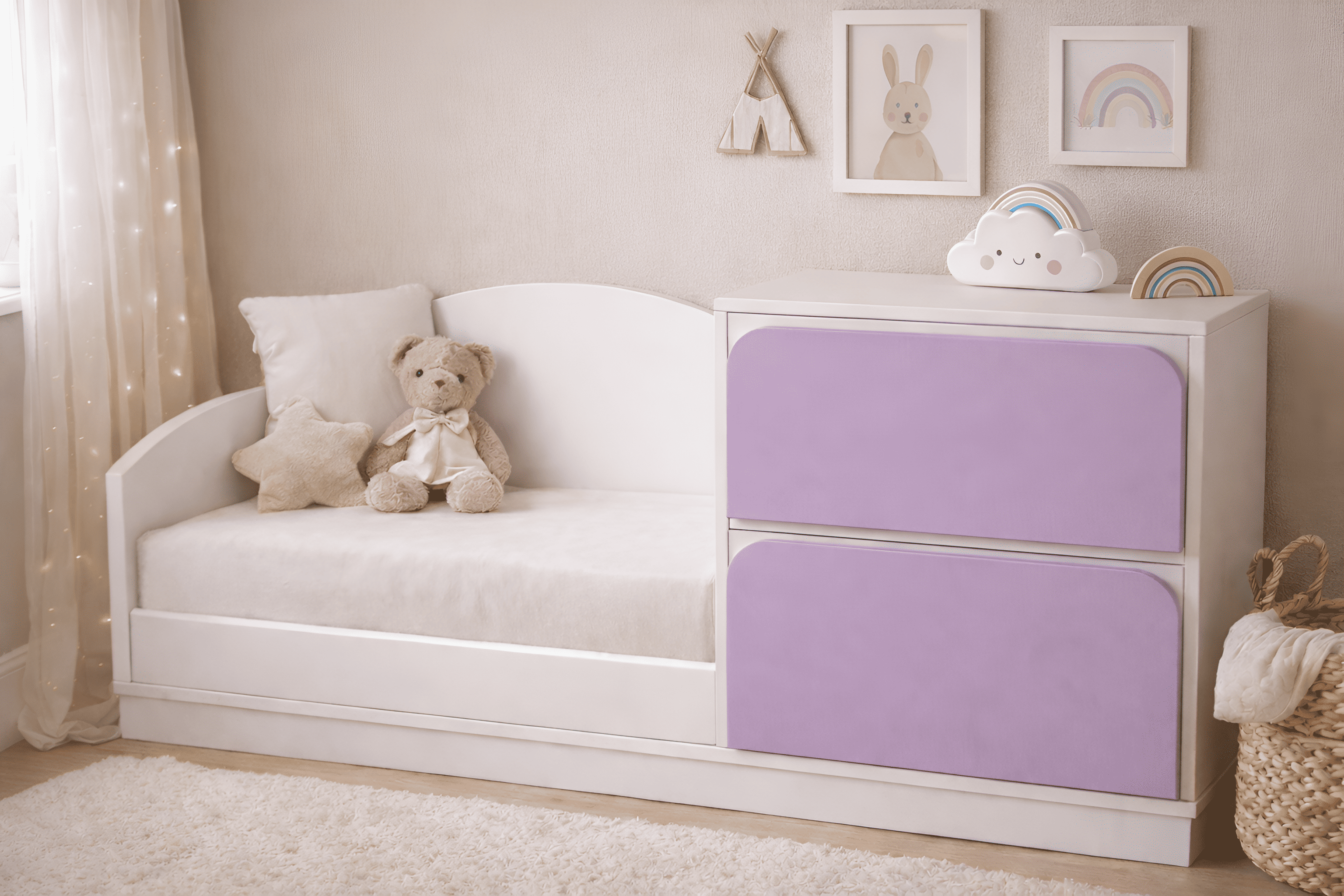Banco infantil de madera blanca con asiento acolchado y cajoneras en tono beige neutro, ideal para habitación infantil estilo cozy minimalista.