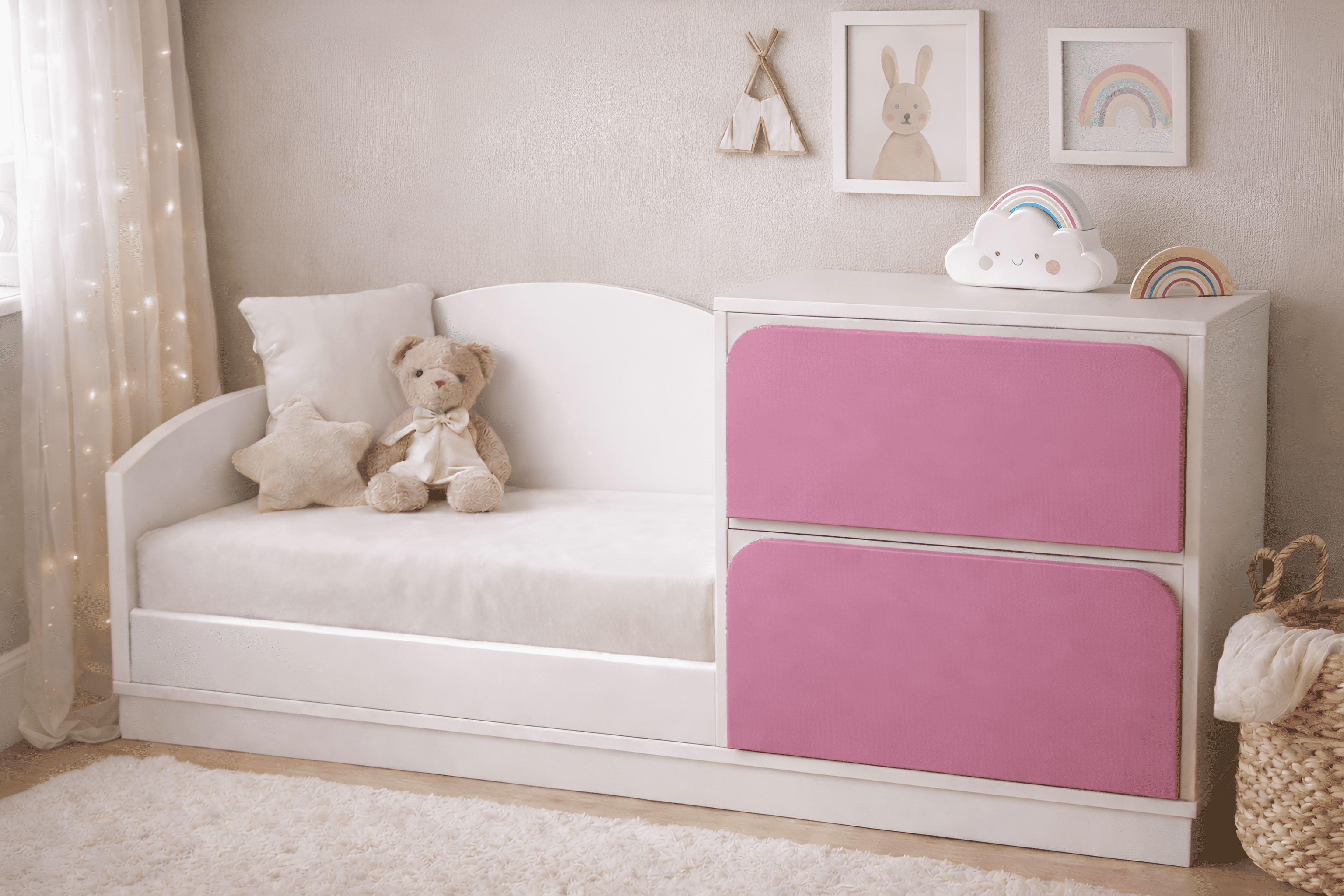 Banco infantil de madera blanca con asiento acolchado y cajoneras en tono beige neutro, ideal para habitación infantil estilo cozy minimalista.