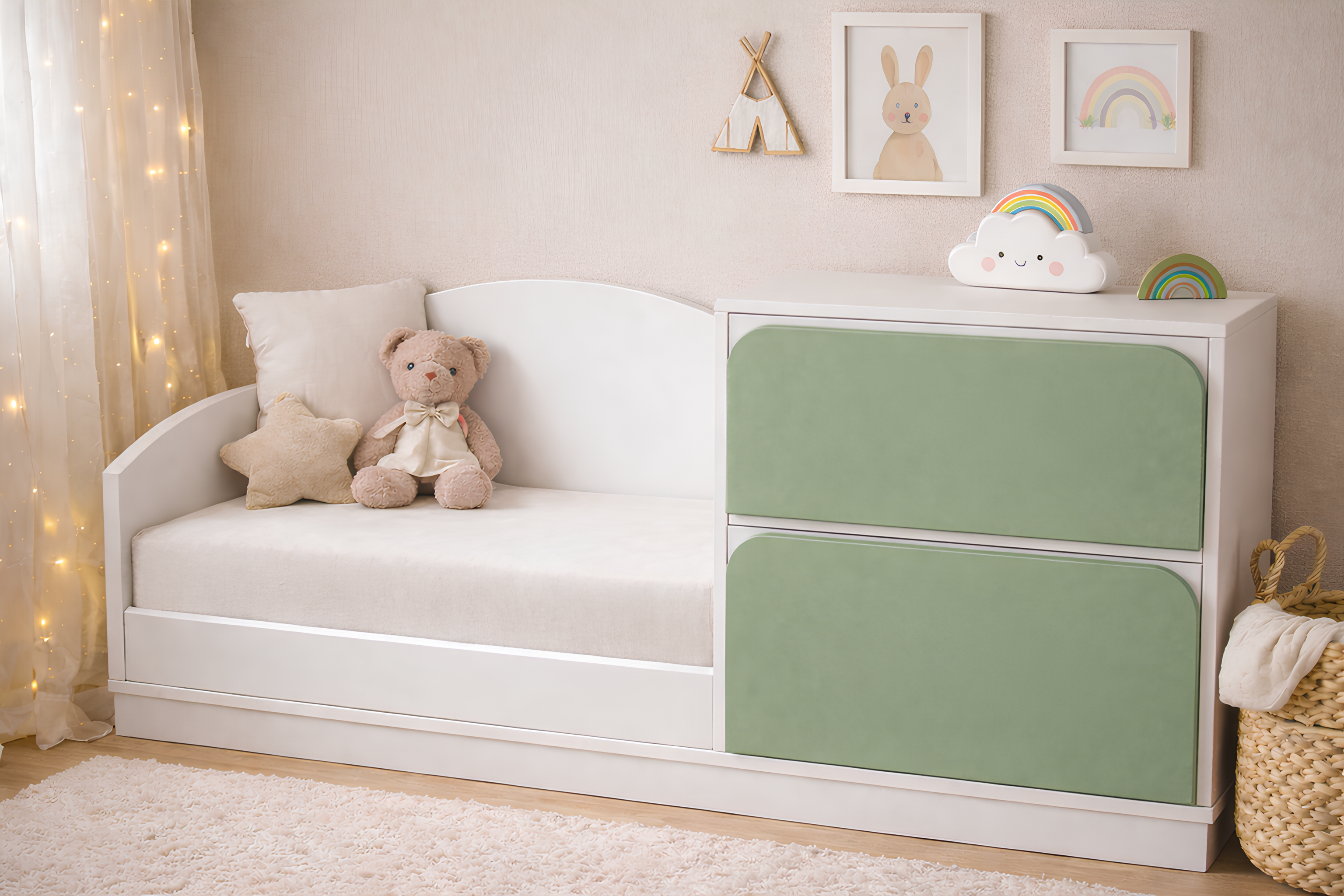 Banco infantil de madera blanca con asiento acolchado y cajoneras en tono beige neutro, ideal para habitación infantil estilo cozy minimalista.