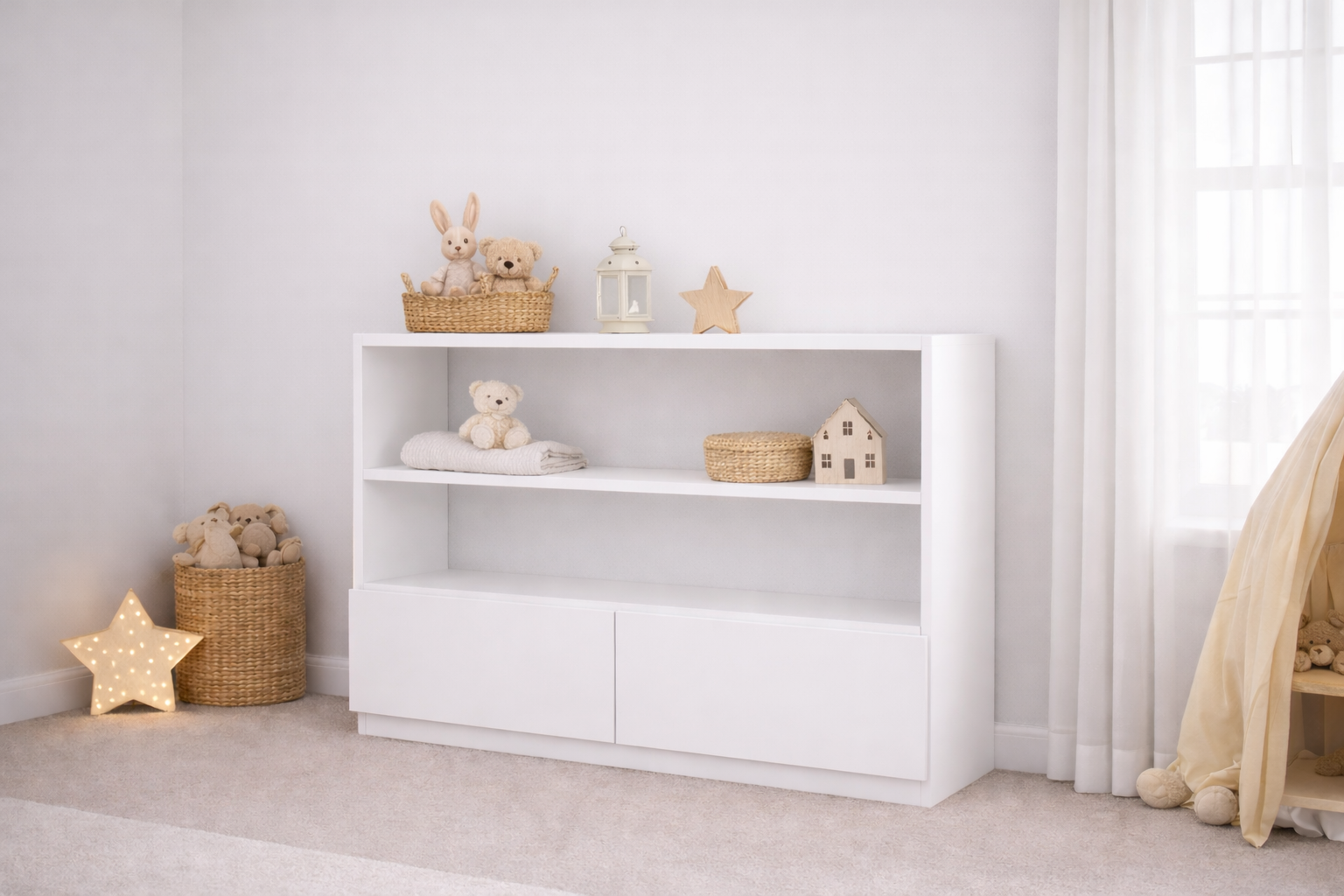 Mueble infantil de madera laqueada blanco con repisas abiertas y puertas personalizables, ideal para habitación infantil estilo cozy neutro con decoración minimalista.