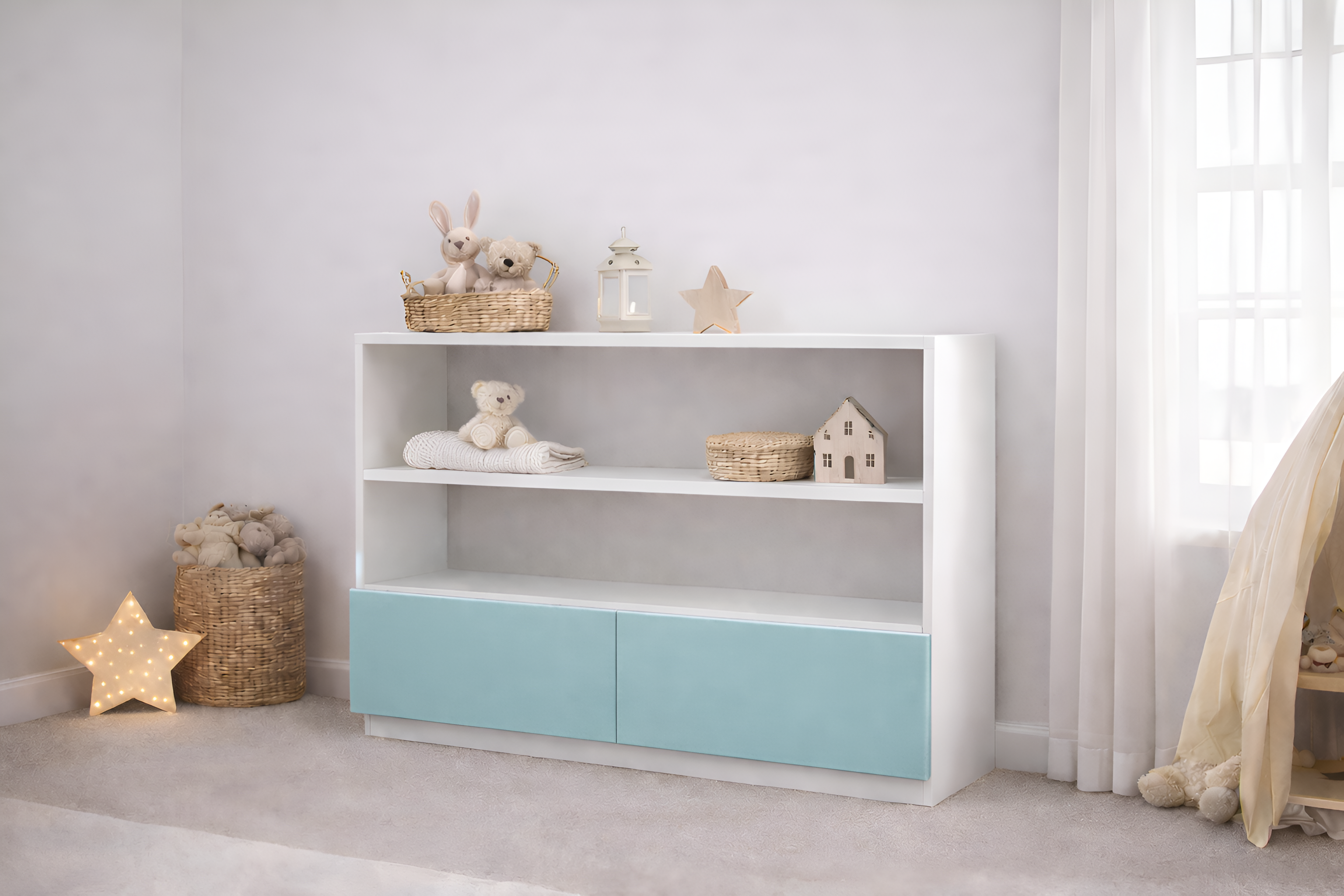 Mueble infantil de madera laqueada blanco con repisas abiertas y puertas personalizables, ideal para habitación infantil estilo cozy neutro con decoración minimalista.
