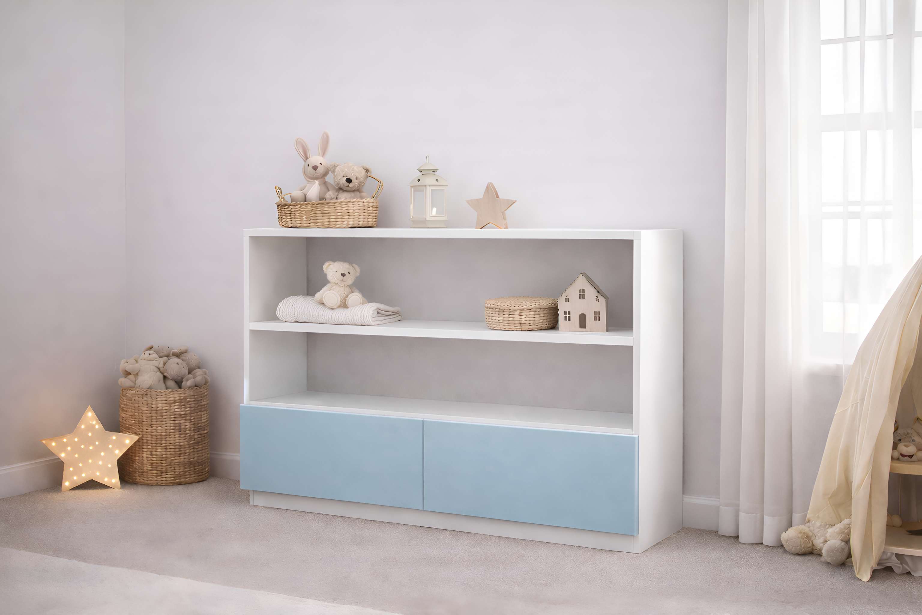 Mueble infantil de madera laqueada blanco con repisas abiertas y puertas personalizables, ideal para habitación infantil estilo cozy neutro con decoración minimalista.