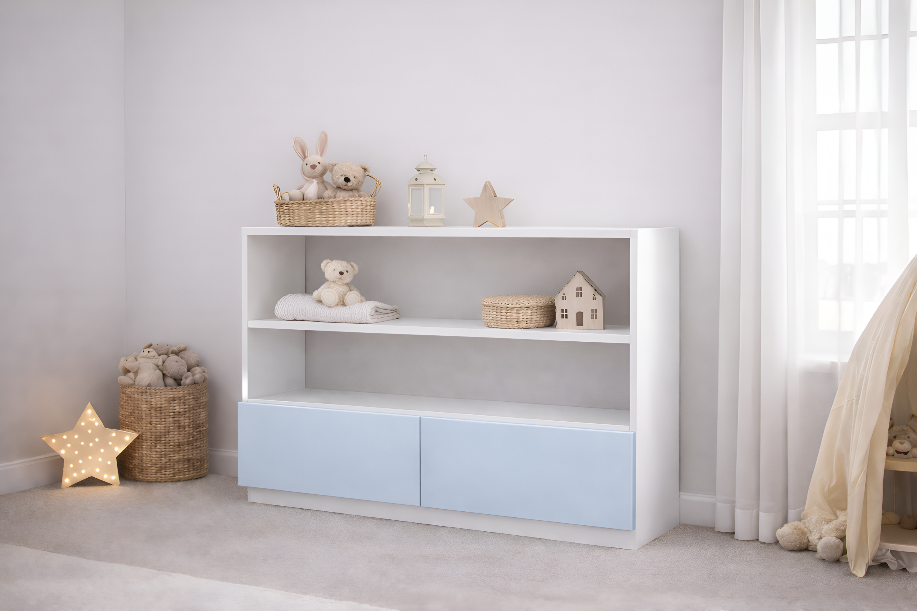 Mueble infantil de madera laqueada blanco con repisas abiertas y puertas personalizables, ideal para habitación infantil estilo cozy neutro con decoración minimalista.