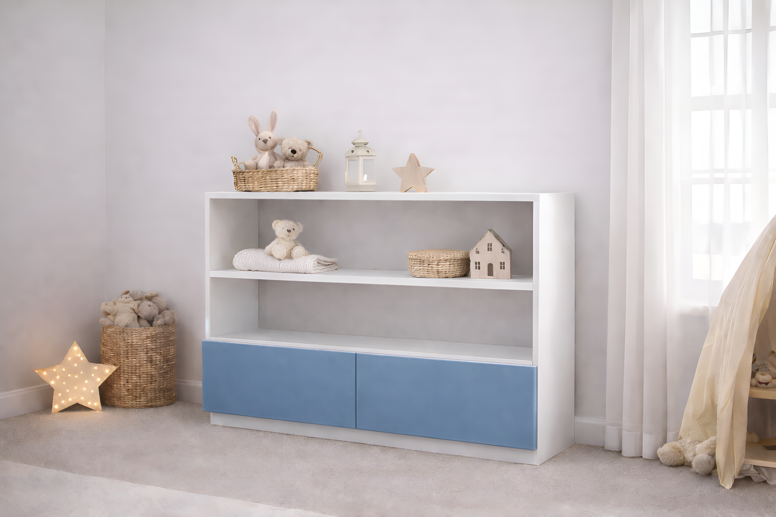 Mueble infantil de madera laqueada blanco con repisas abiertas y puertas personalizables, ideal para habitación infantil estilo cozy neutro con decoración minimalista.