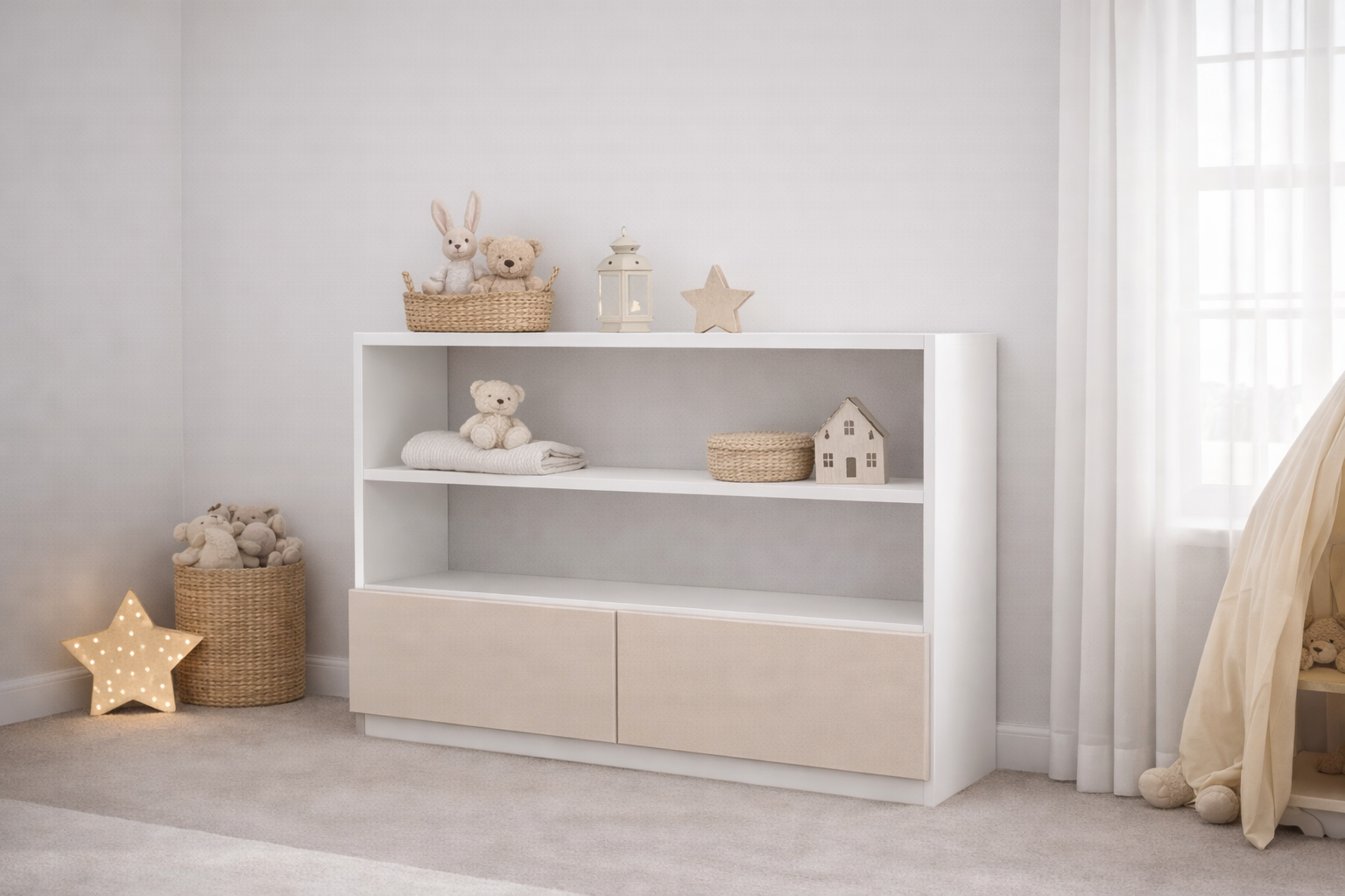 Mueble infantil de madera laqueada blanco con repisas abiertas y puertas personalizables, ideal para habitación infantil estilo cozy neutro con decoración minimalista.