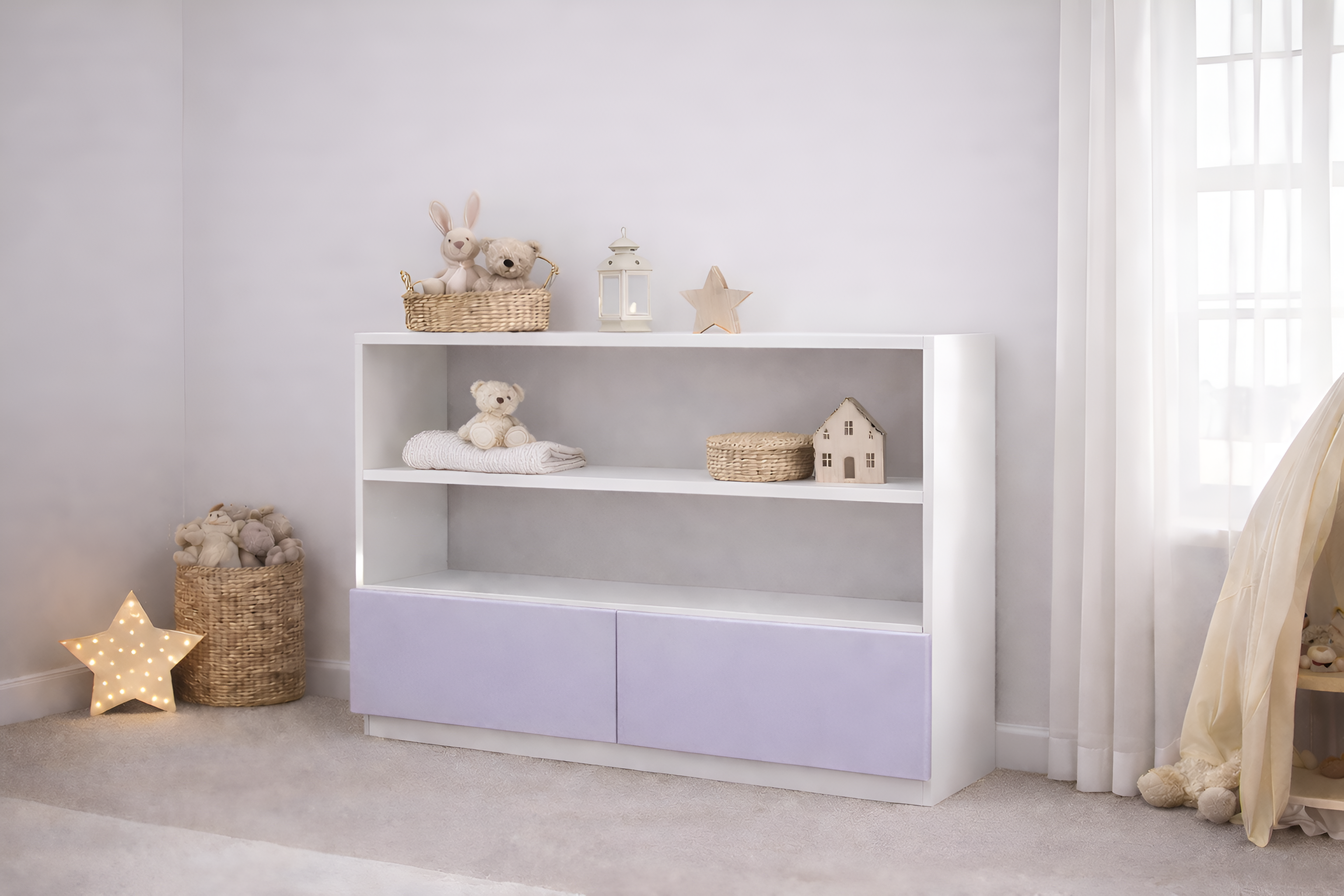 Mueble infantil de madera laqueada blanco con repisas abiertas y puertas personalizables, ideal para habitación infantil estilo cozy neutro con decoración minimalista.