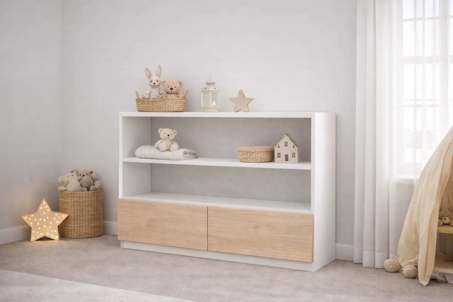 Mueble infantil de madera laqueada blanco con repisas abiertas y puertas personalizables, ideal para habitación infantil estilo cozy neutro con decoración minimalista.