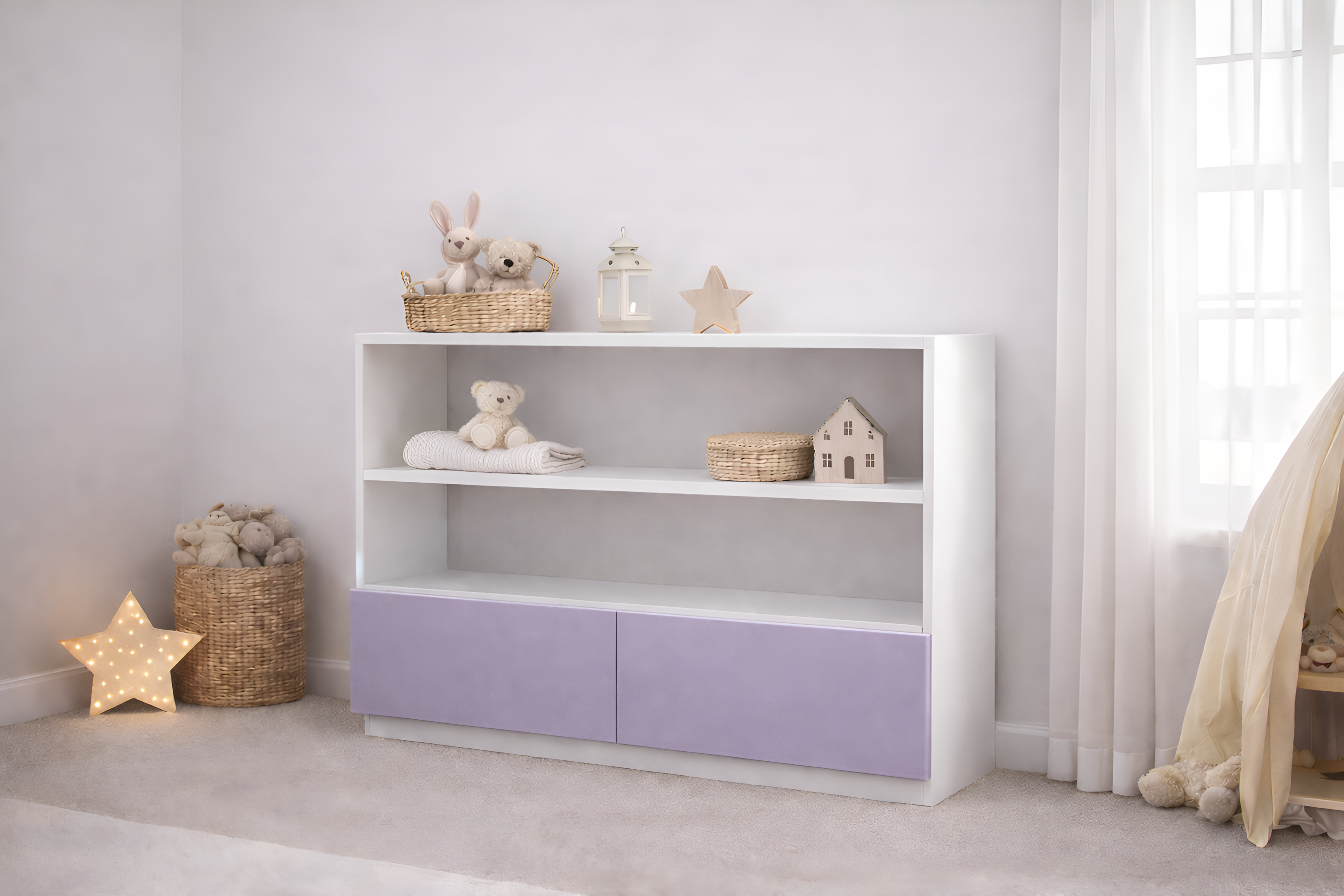 Mueble infantil de madera laqueada blanco con repisas abiertas y puertas personalizables, ideal para habitación infantil estilo cozy neutro con decoración minimalista.