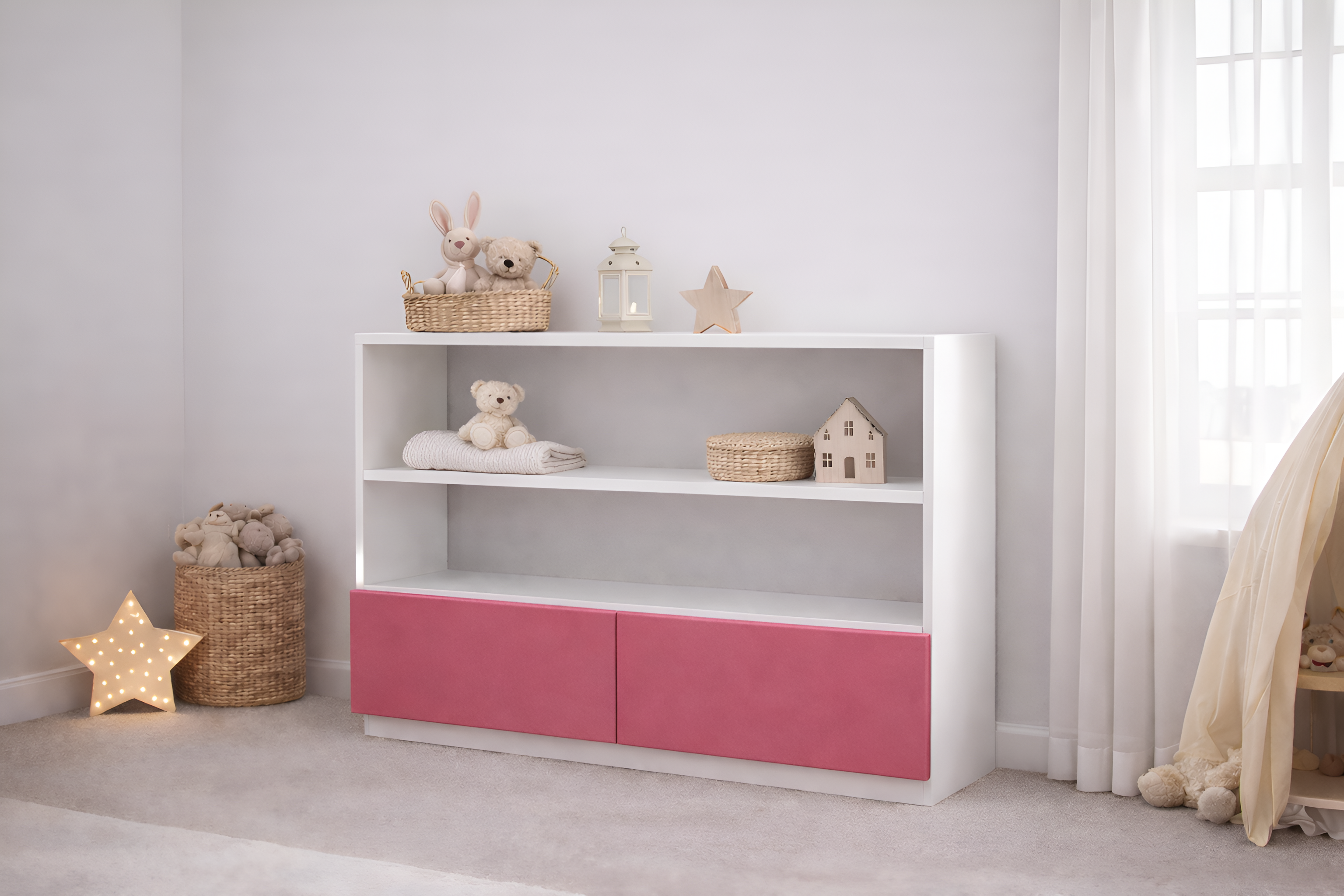 Mueble infantil de madera laqueada blanco con repisas abiertas y puertas personalizables, ideal para habitación infantil estilo cozy neutro con decoración minimalista.