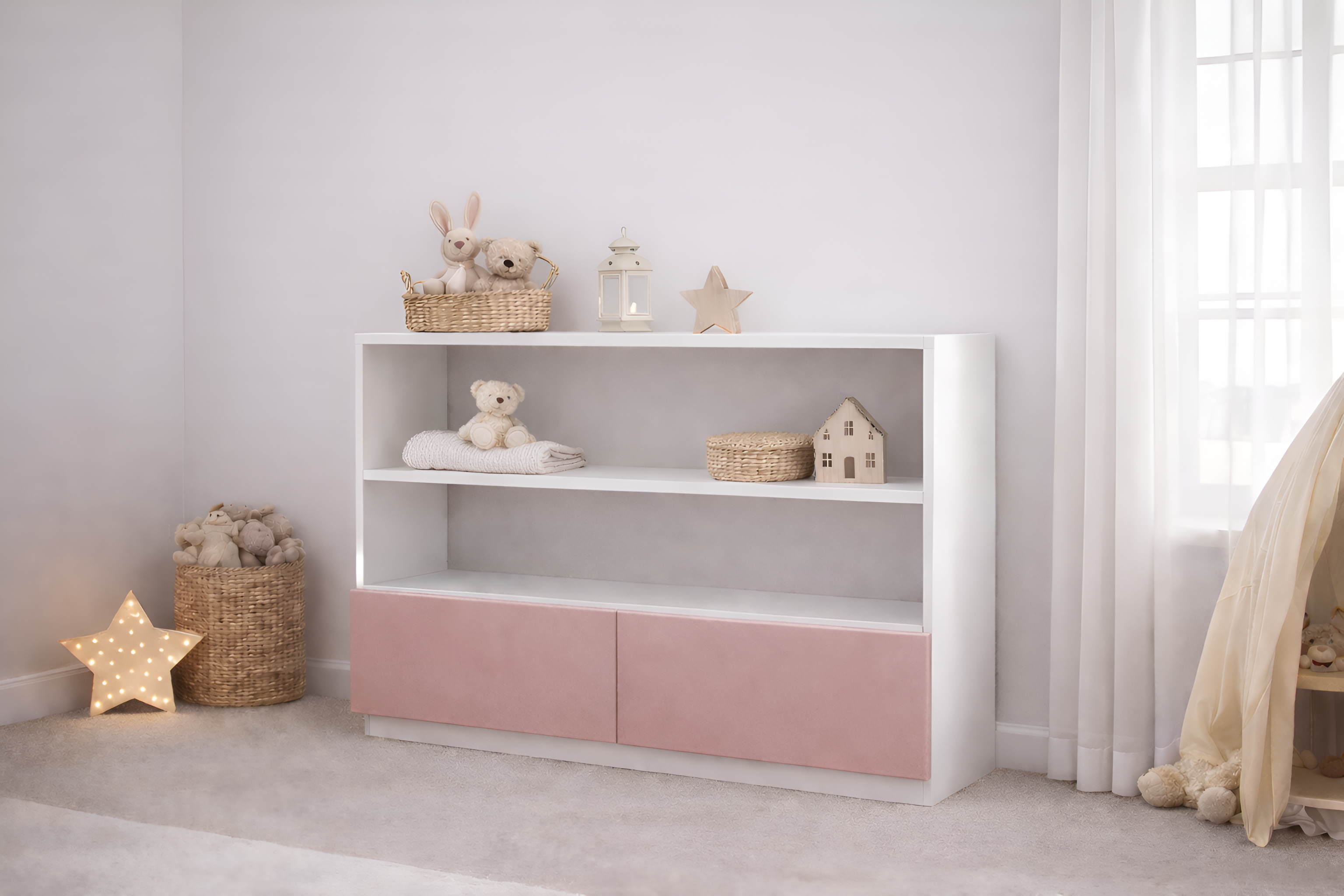 Mueble infantil de madera laqueada blanco con repisas abiertas y puertas personalizables, ideal para habitación infantil estilo cozy neutro con decoración minimalista.