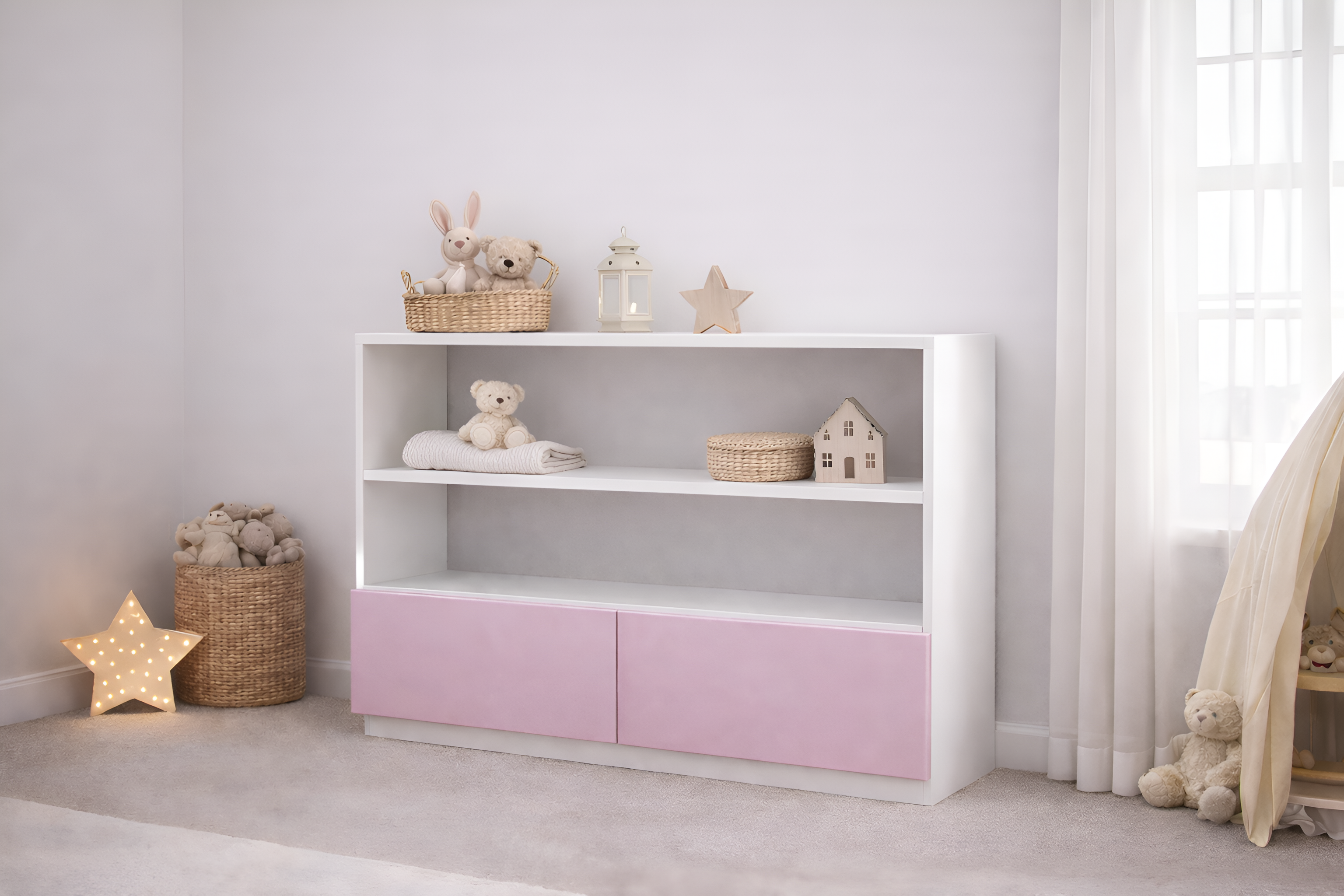 Mueble infantil de madera laqueada blanco con repisas abiertas y puertas personalizables, ideal para habitación infantil estilo cozy neutro con decoración minimalista.