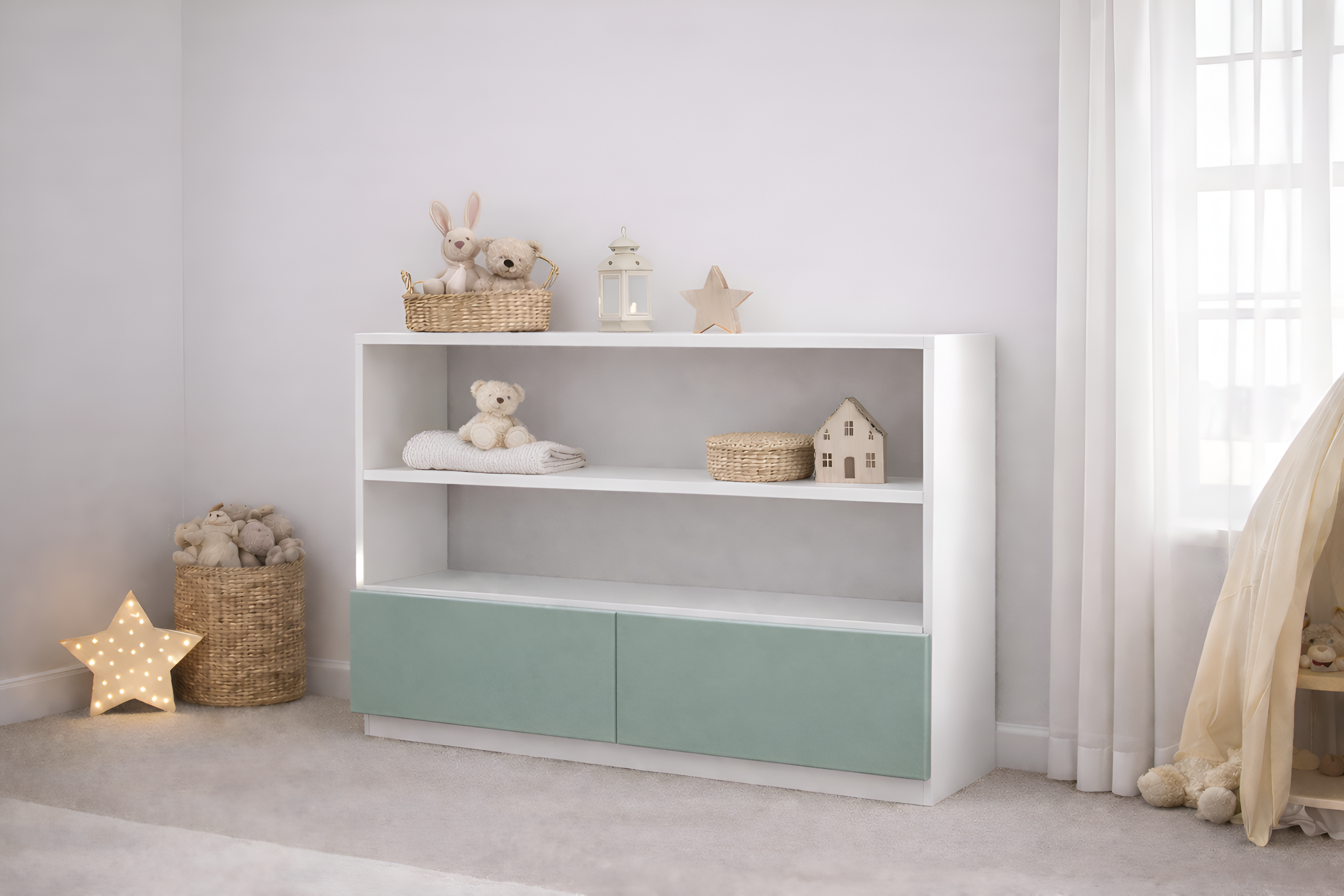 Mueble infantil de madera laqueada blanco con repisas abiertas y puertas personalizables, ideal para habitación infantil estilo cozy neutro con decoración minimalista.