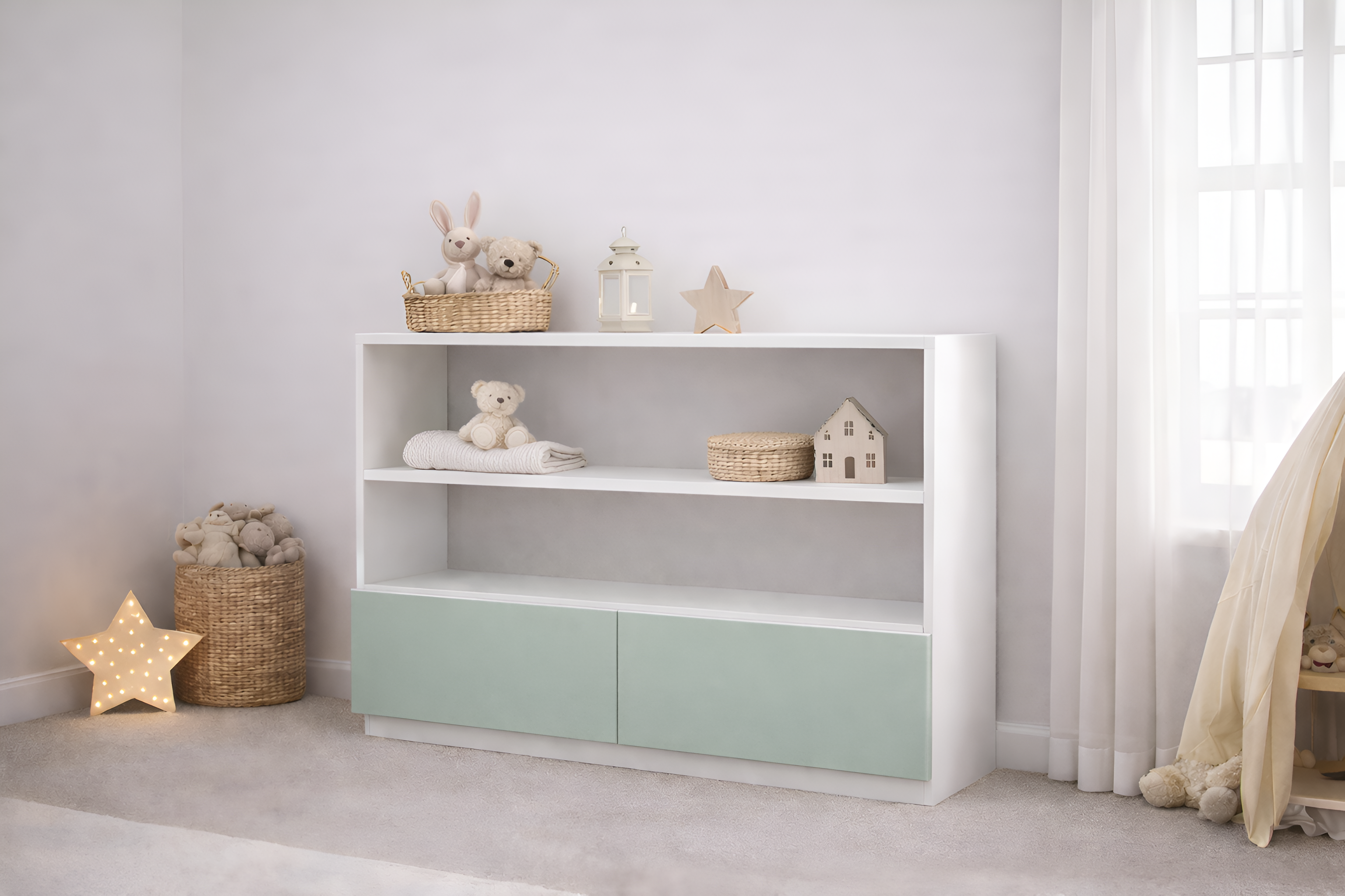 Mueble infantil de madera laqueada blanco con repisas abiertas y puertas personalizables, ideal para habitación infantil estilo cozy neutro con decoración minimalista.