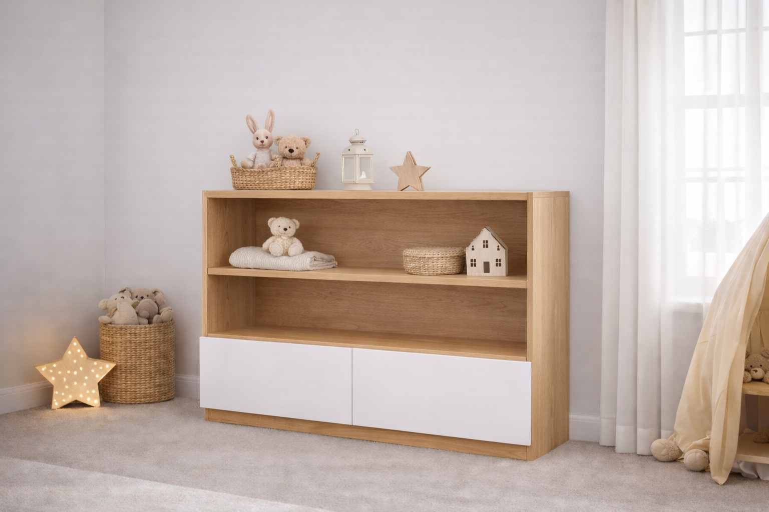 Mueble infantil de madera natural con repisas abiertas y puertas personalizables, ideal para habitación infantil estilo cozy neutro con decoración minimalista.