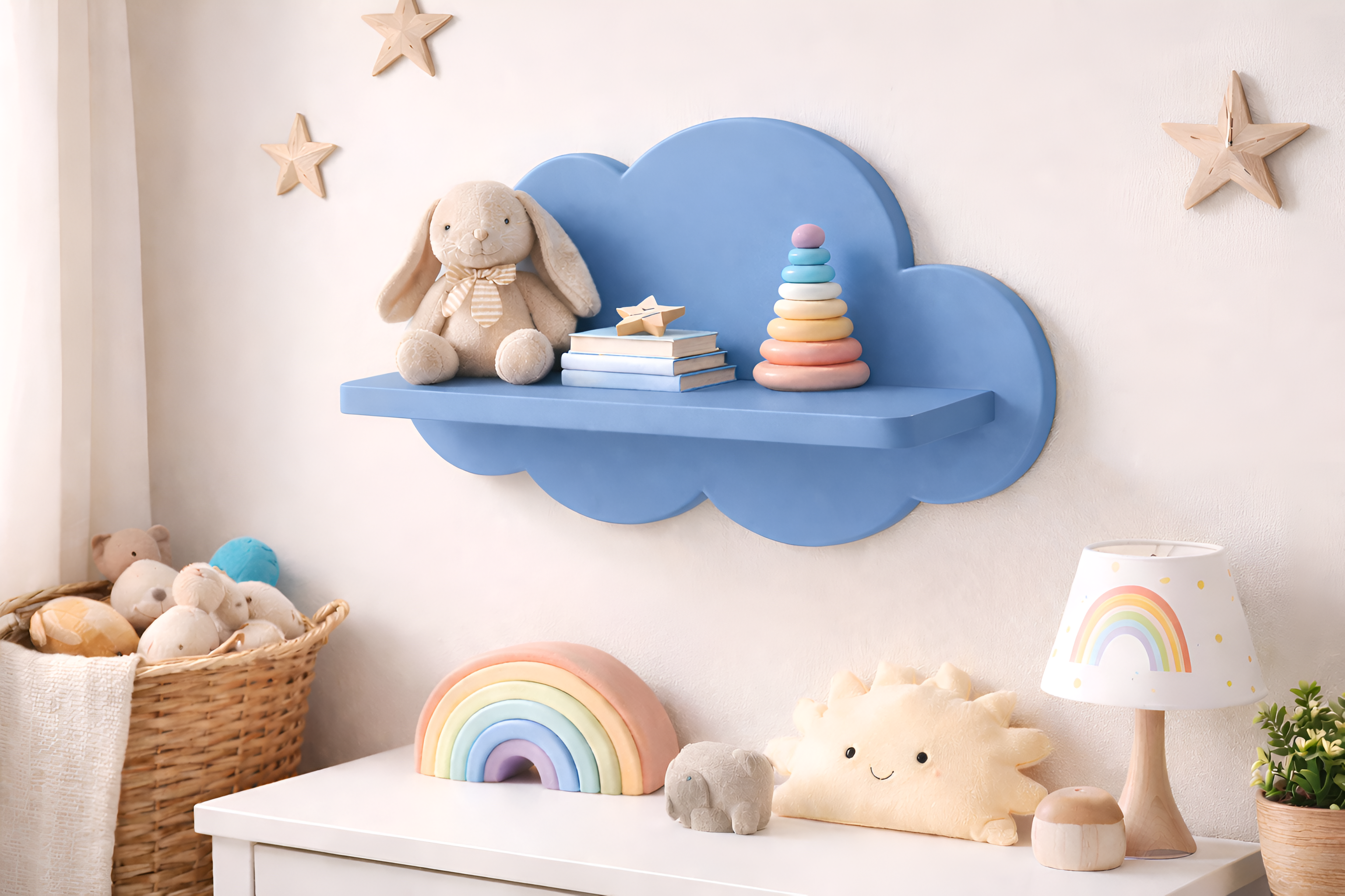 Repisa infantil de madera en forma de nube decorativa para habitación de bebé con juguetes y libros.