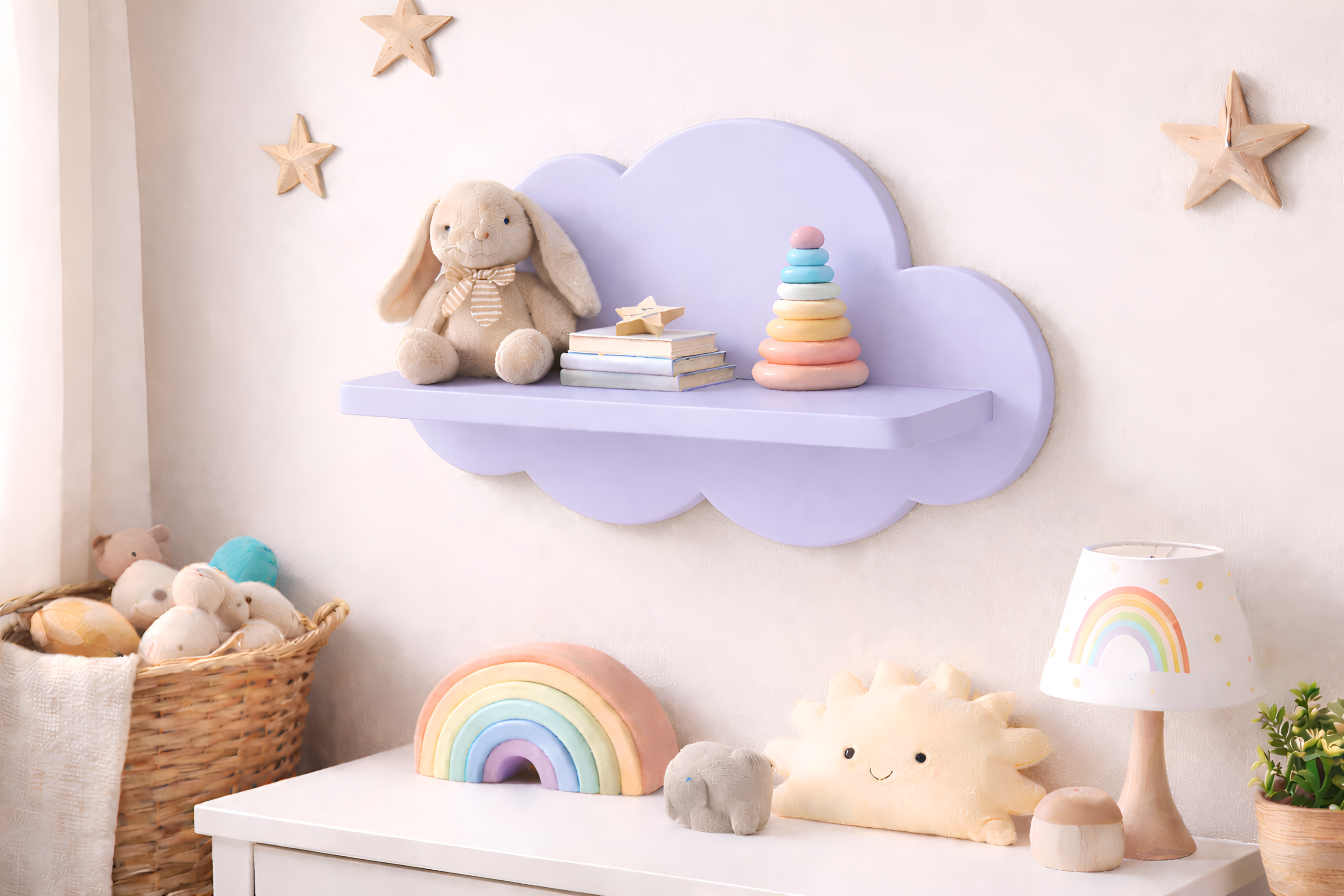 Repisa infantil de madera en forma de nube decorativa para habitación de bebé con juguetes y libros.