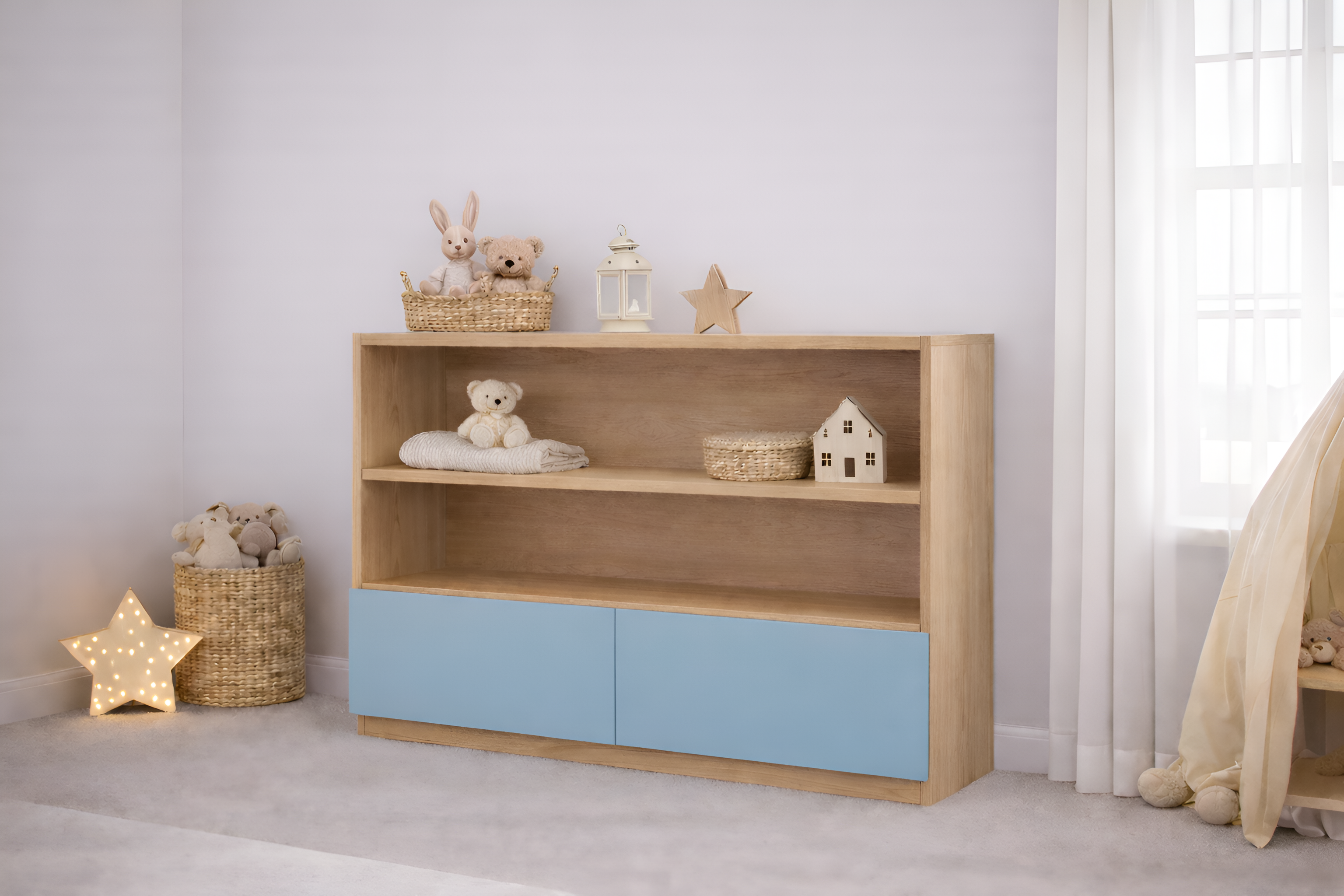 Mueble infantil de madera natural con repisas abiertas y puertas de color personalizable, ideal para habitación infantil estilo cozy neutro con decoración minimalista.