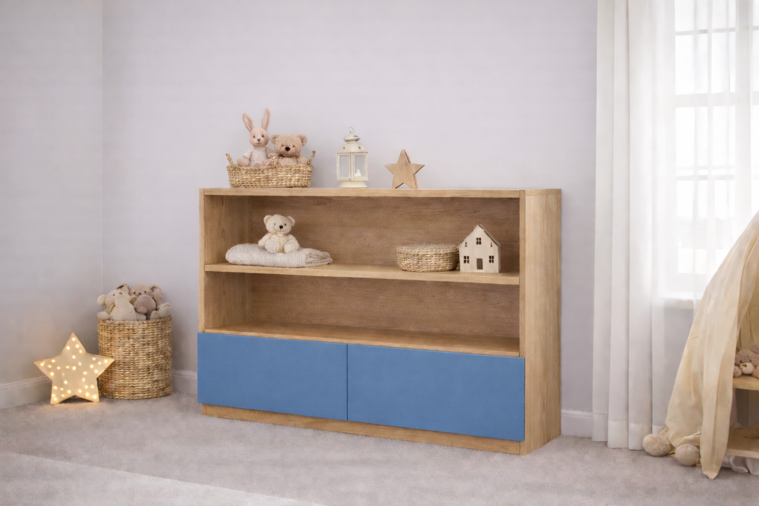 Mueble infantil de madera natural con repisas abiertas y puertas de color personalizable, ideal para habitación infantil estilo cozy neutro con decoración minimalista.