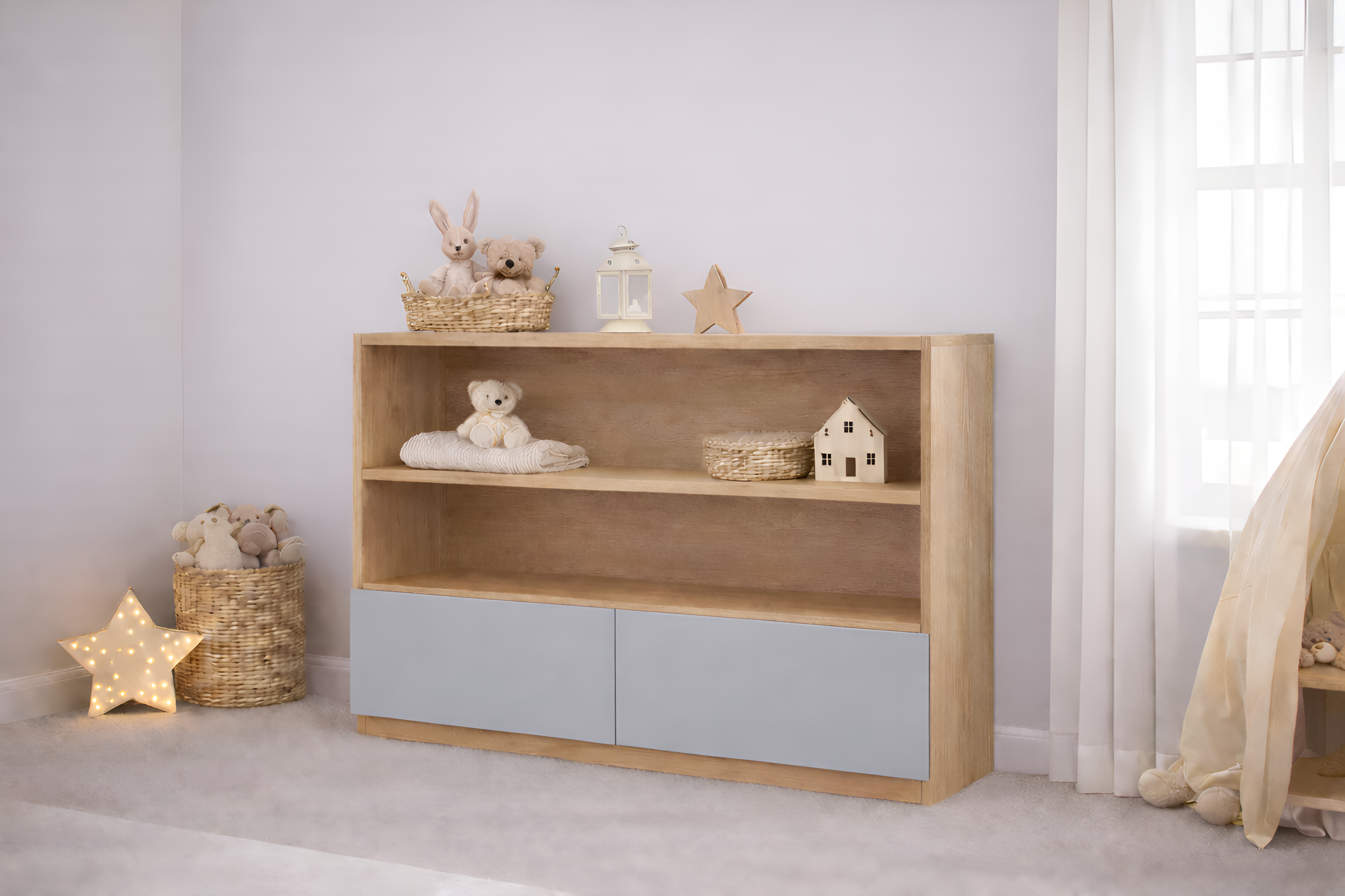 Mueble infantil de madera natural con repisas abiertas y puertas de color personalizable, ideal para habitación infantil estilo cozy neutro con decoración minimalista.
