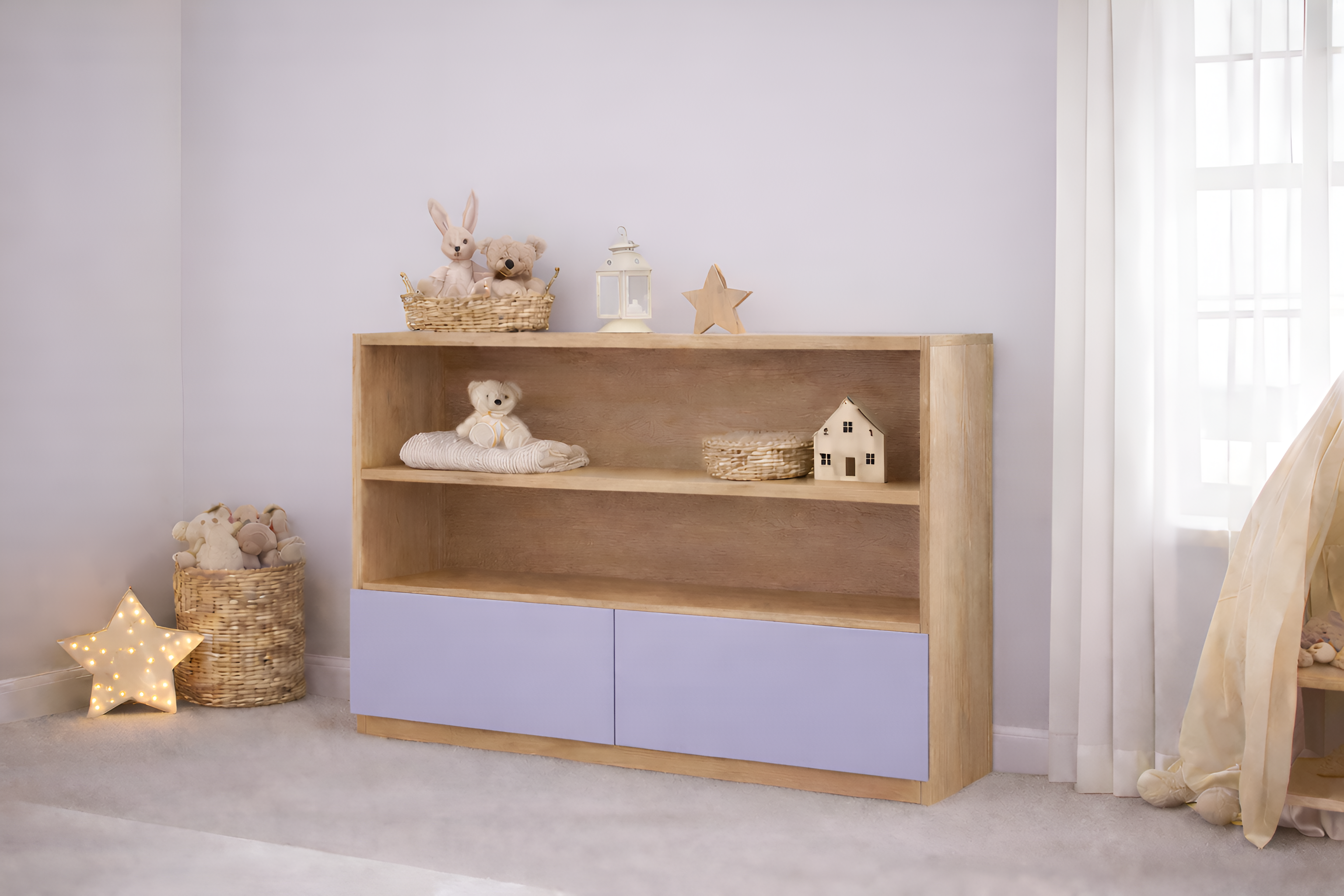 Mueble infantil de madera natural con repisas abiertas y puertas de color personalizable, ideal para habitación infantil estilo cozy neutro con decoración minimalista.