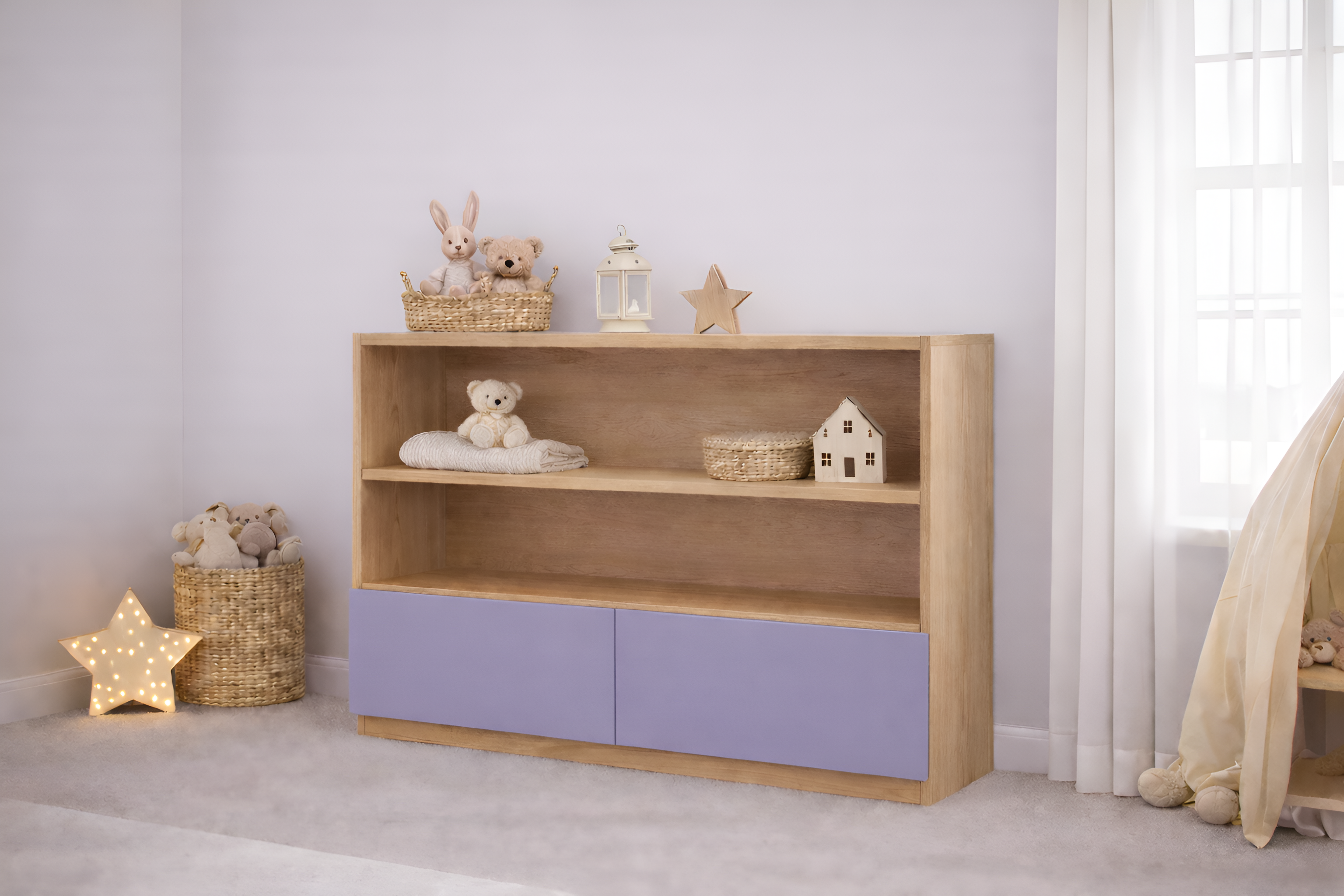 Mueble infantil de madera natural con repisas abiertas y puertas de color personalizable, ideal para habitación infantil estilo cozy neutro con decoración minimalista.