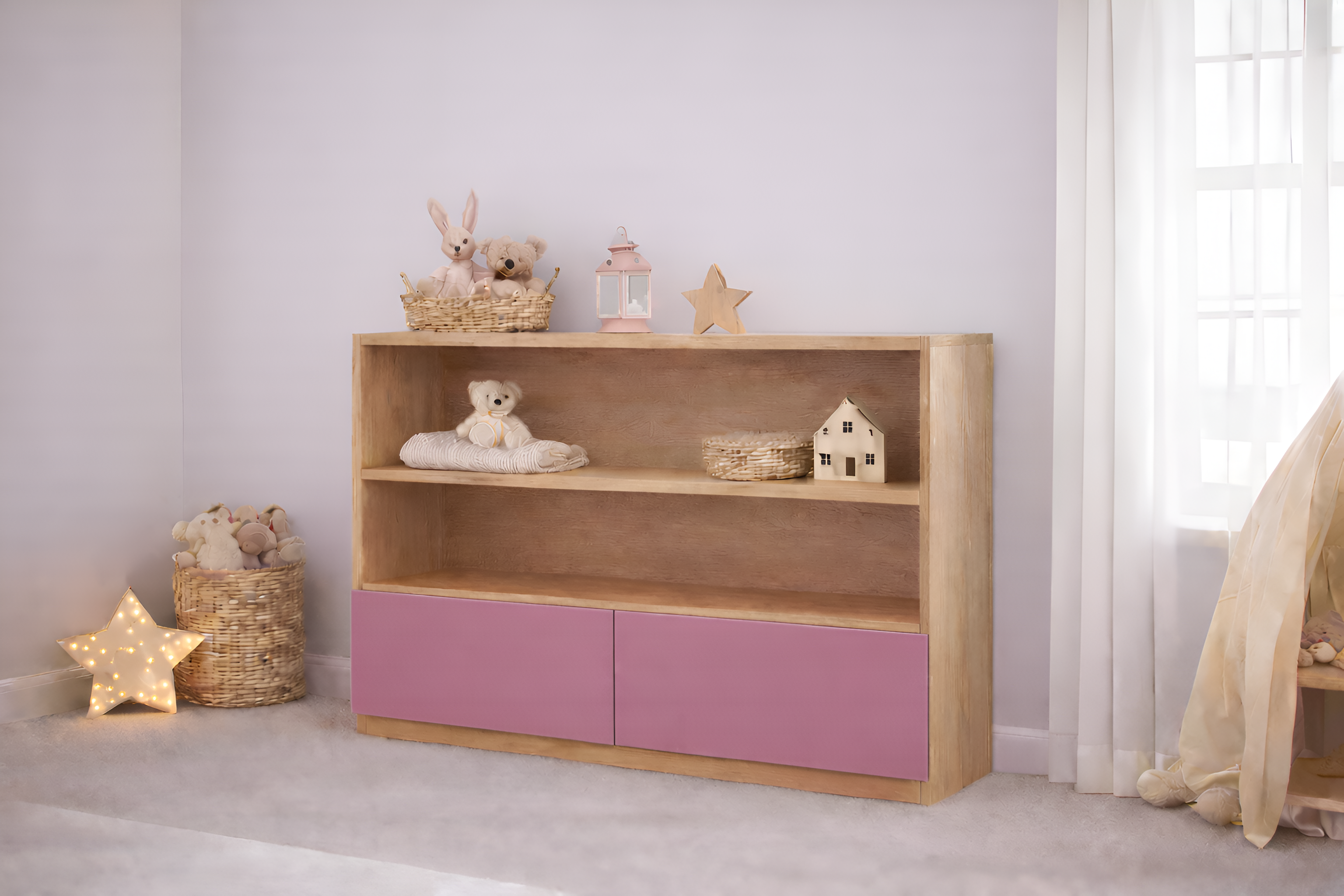 Mueble infantil de madera natural con repisas abiertas y puertas de color personalizable, ideal para habitación infantil estilo cozy neutro con decoración minimalista.