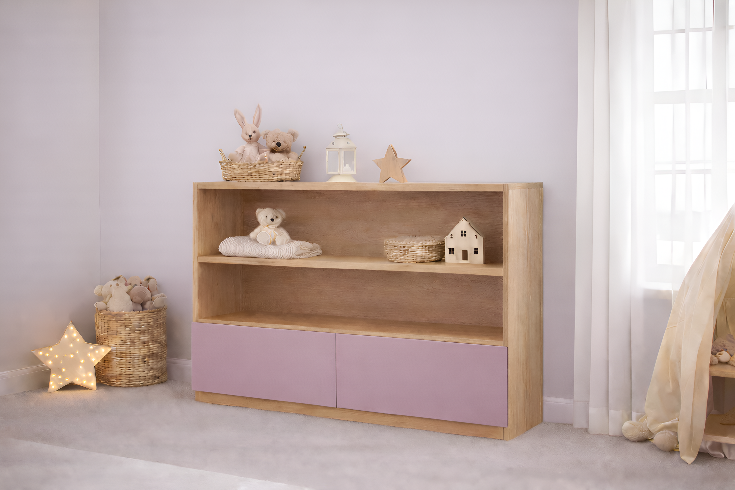 Mueble infantil de madera natural con repisas abiertas y puertas de color personalizable, ideal para habitación infantil estilo cozy neutro con decoración minimalista.