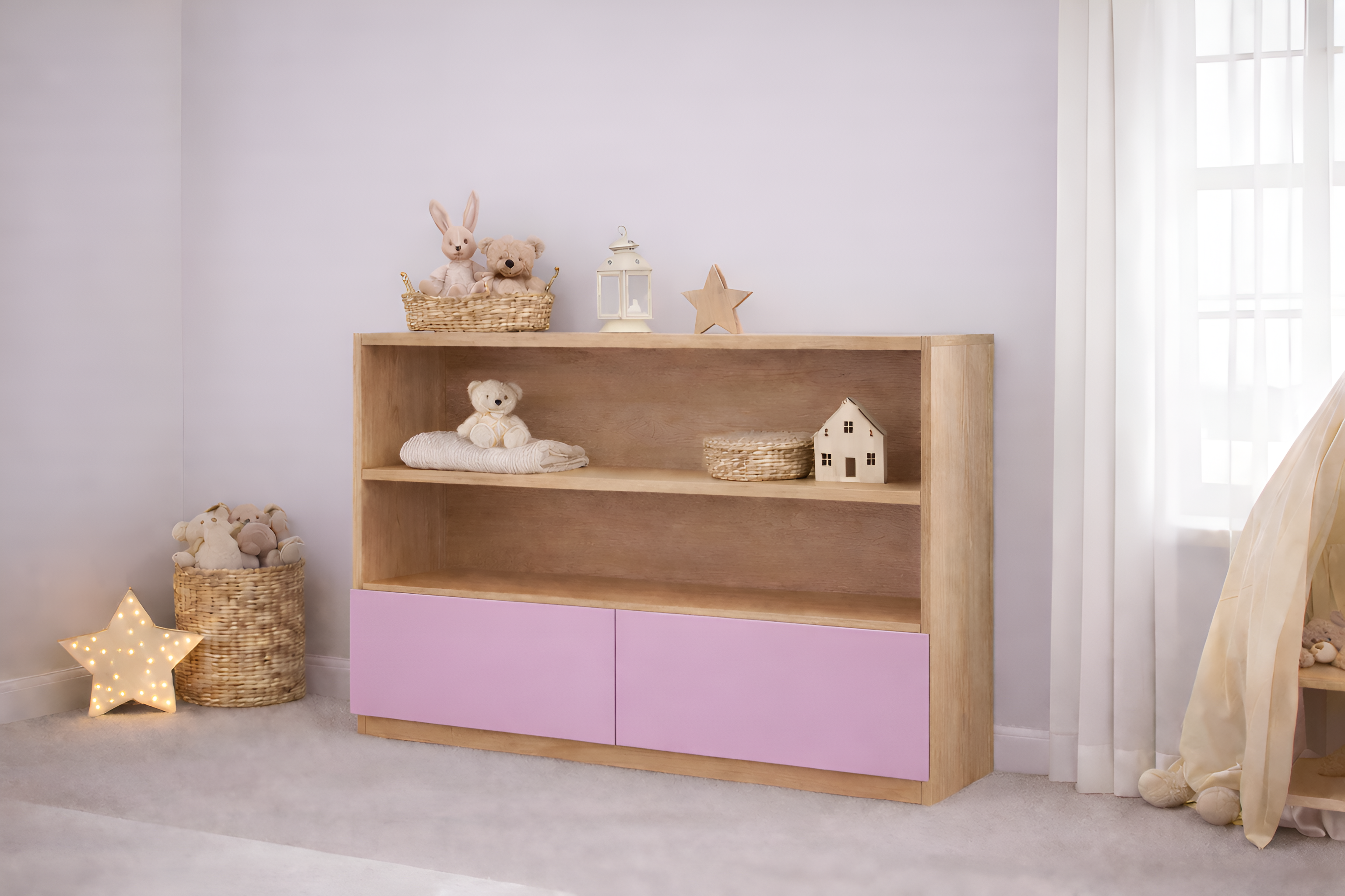 Mueble infantil de madera natural con repisas abiertas y puertas de color personalizable, ideal para habitación infantil estilo cozy neutro con decoración minimalista.