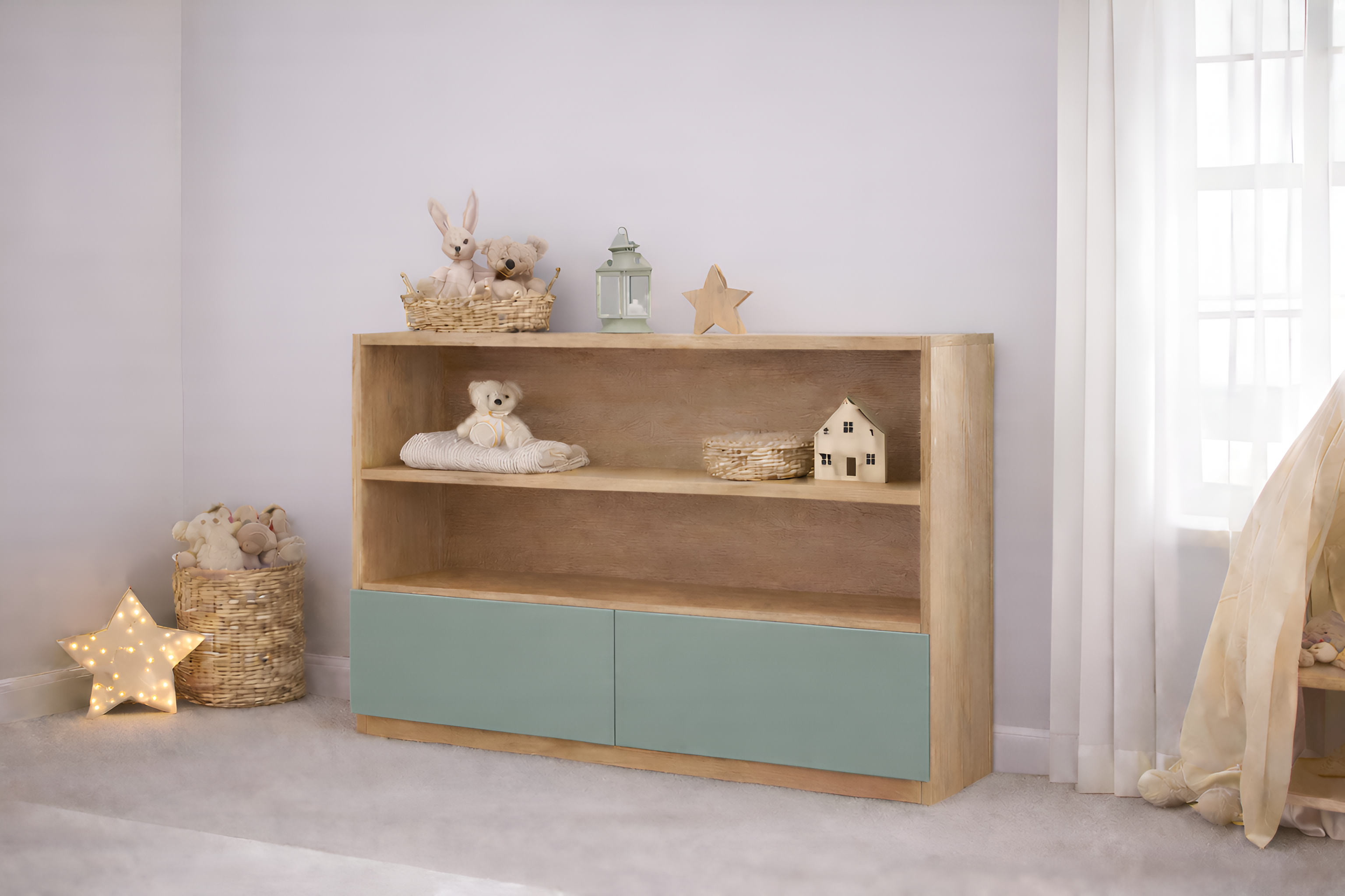 Mueble infantil de madera natural con repisas abiertas y puertas de color personalizable, ideal para habitación infantil estilo cozy neutro con decoración minimalista.