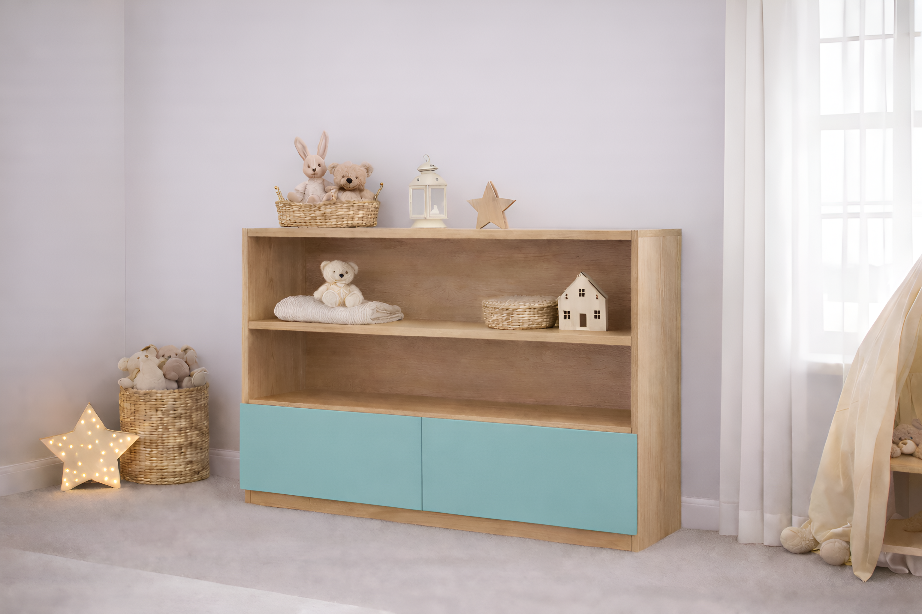 Mueble infantil de madera natural con repisas abiertas y puertas de color personalizable, ideal para habitación infantil estilo cozy neutro con decoración minimalista.
