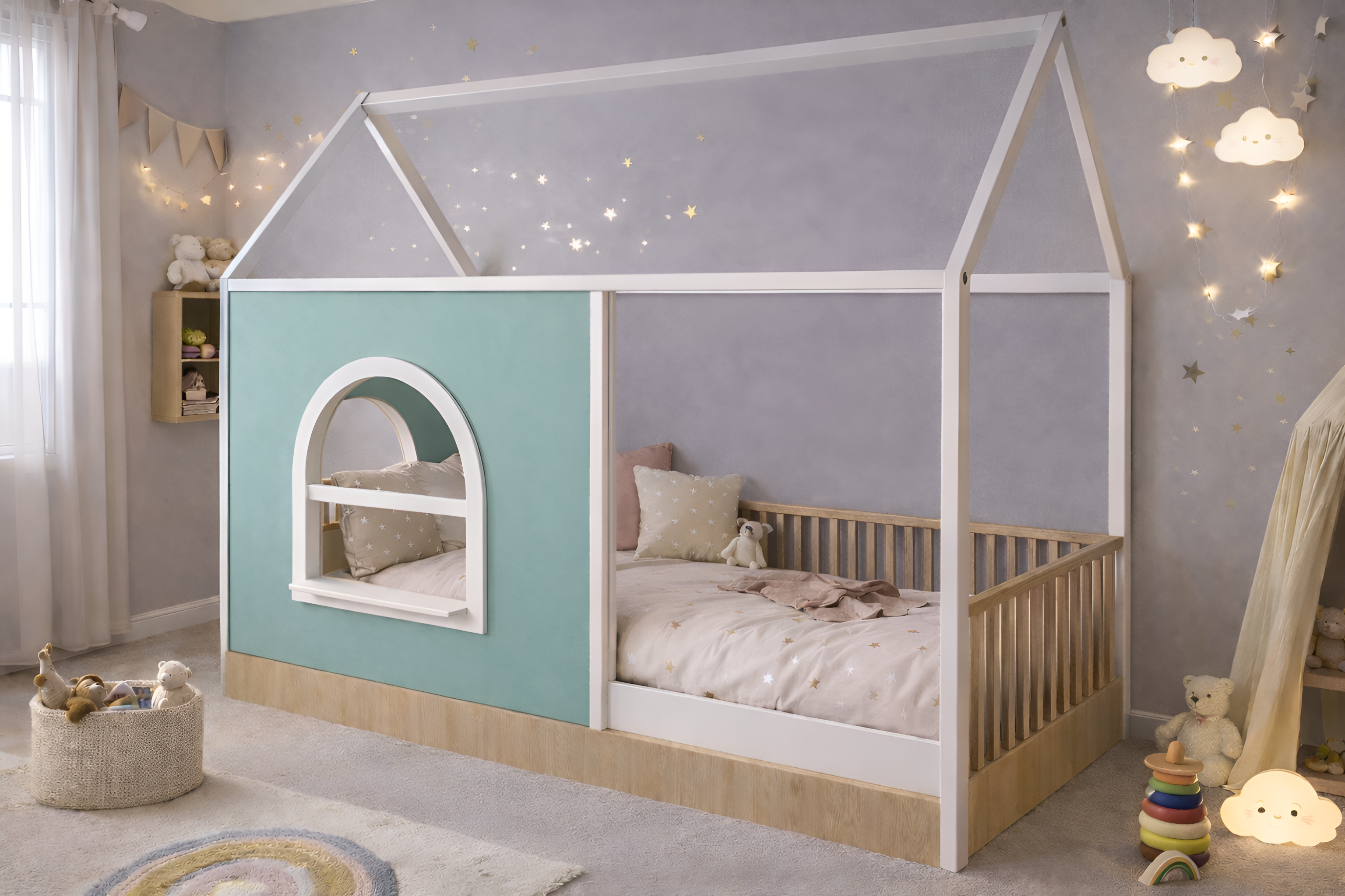 Cama de madera para niños estilo Montessori con barandales y estructura tipo casa blanca, panel decorativo personalizable.