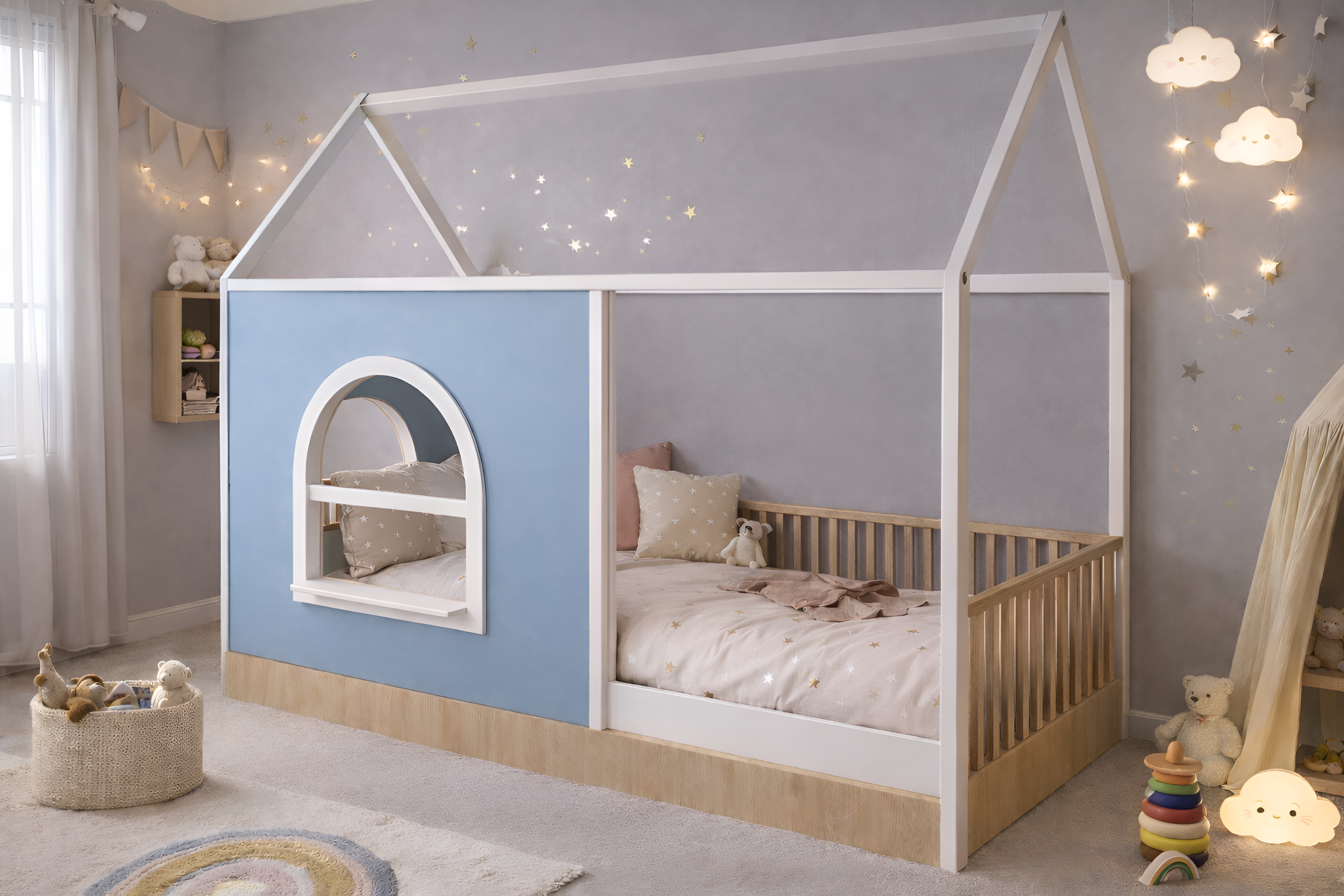 Cama de madera para niños estilo Montessori con barandales y estructura tipo casa blanca, panel decorativo personalizable.