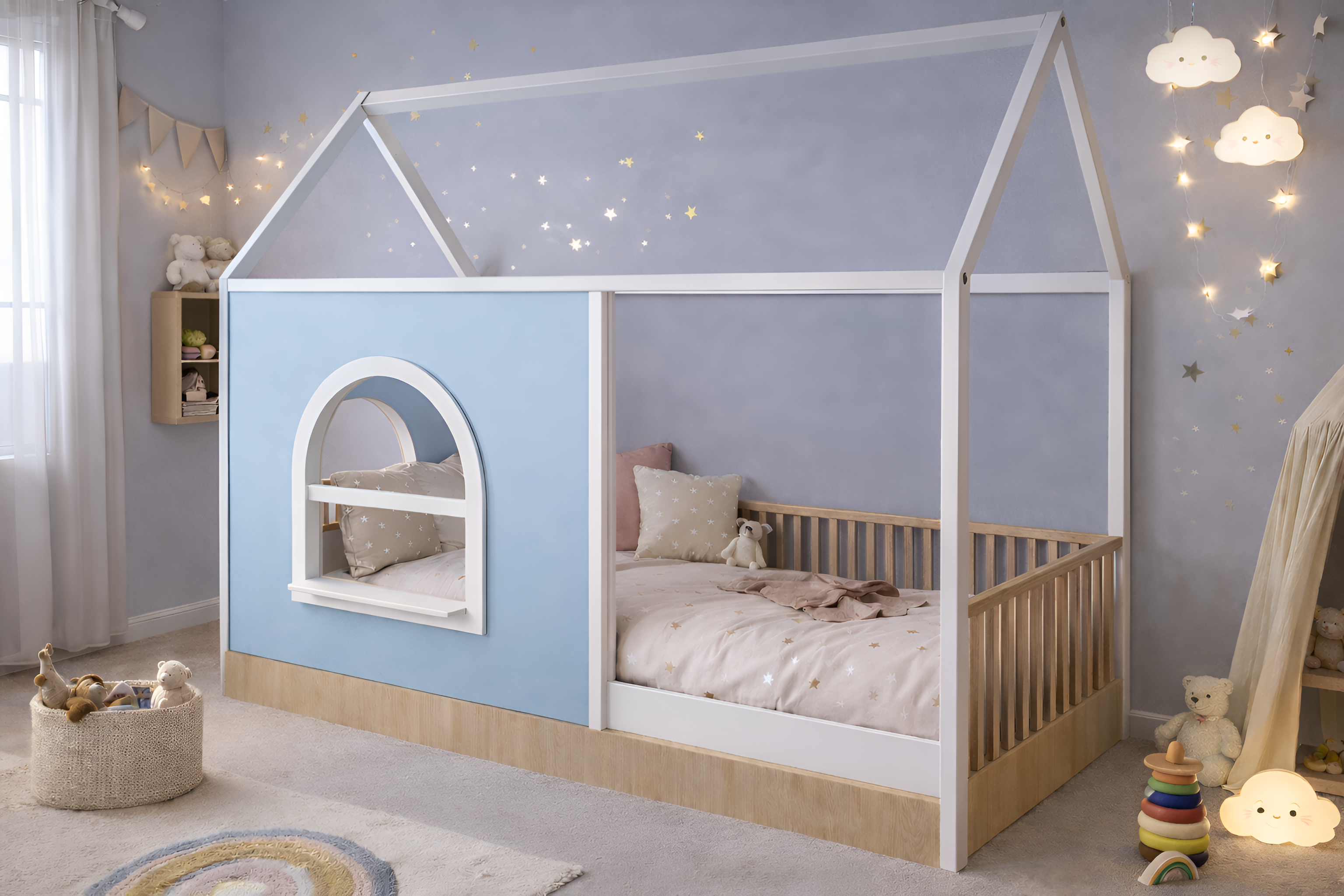 Cama de madera para niños estilo Montessori con barandales y estructura tipo casa blanca, panel decorativo personalizable.