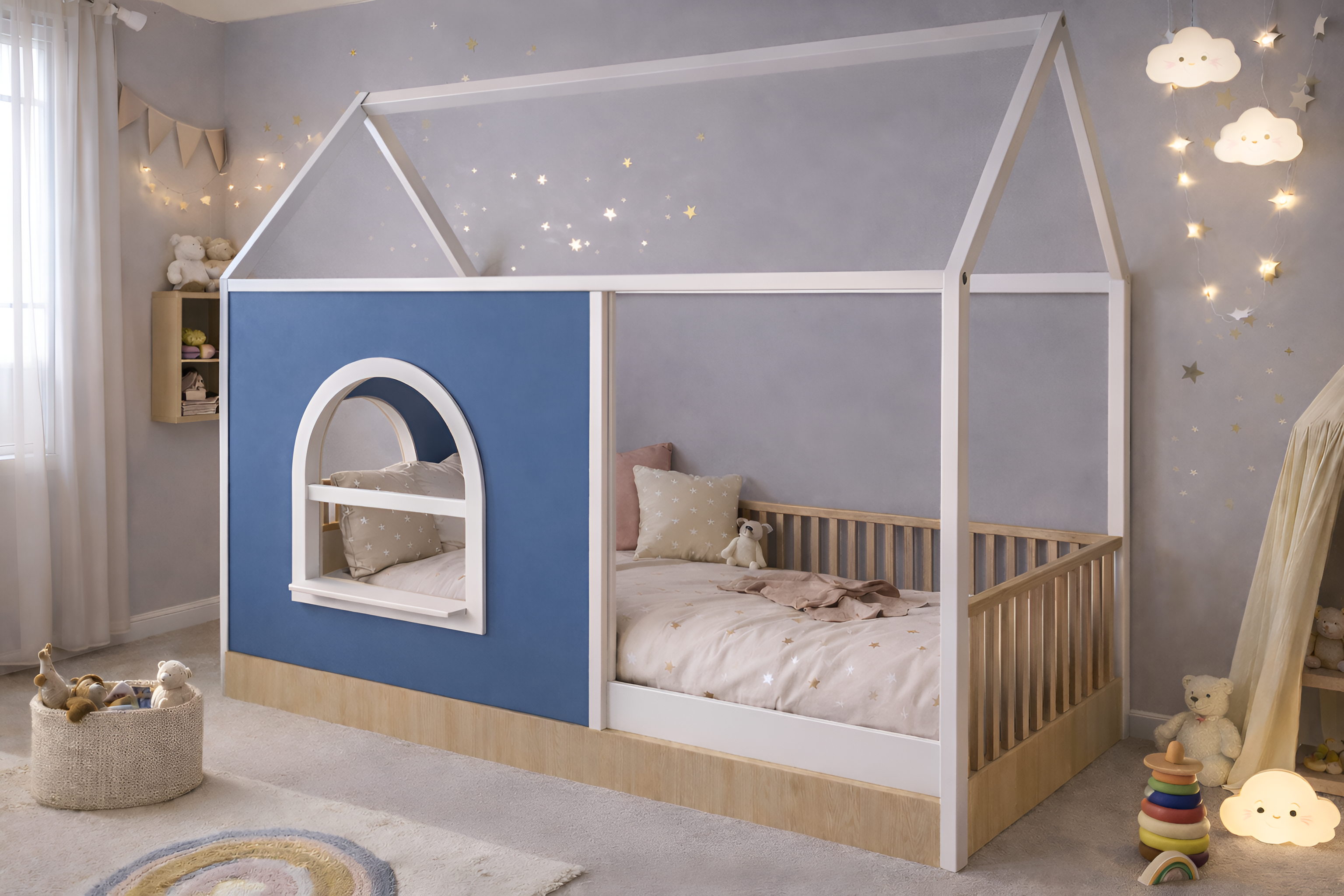Cama de madera para niños estilo Montessori con barandales y estructura tipo casa blanca, panel decorativo personalizable.