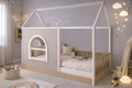 Cama de madera para niños estilo Montessori con barandales y estructura tipo casa blanca, panel decorativo personalizable.