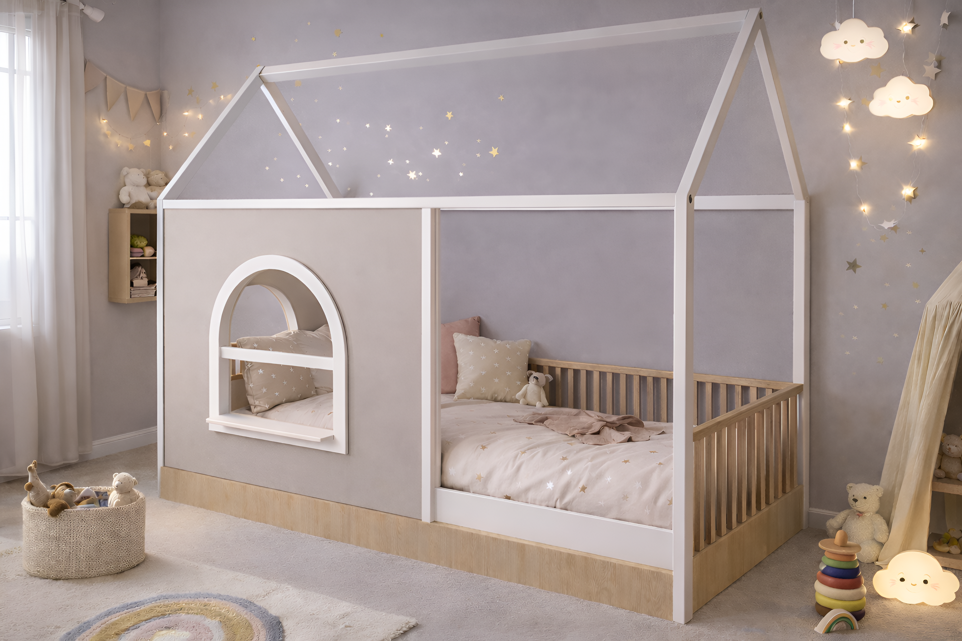 Cama de madera para niños estilo Montessori con barandales y estructura tipo casa blanca, panel decorativo personalizable.