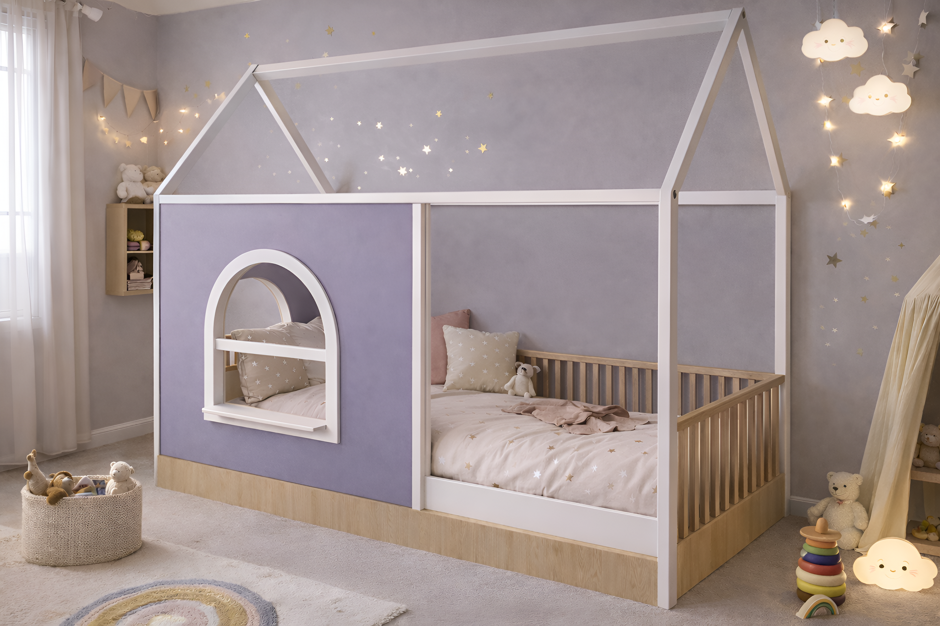 Cama de madera para niños estilo Montessori con barandales y estructura tipo casa blanca, panel decorativo personalizable.
