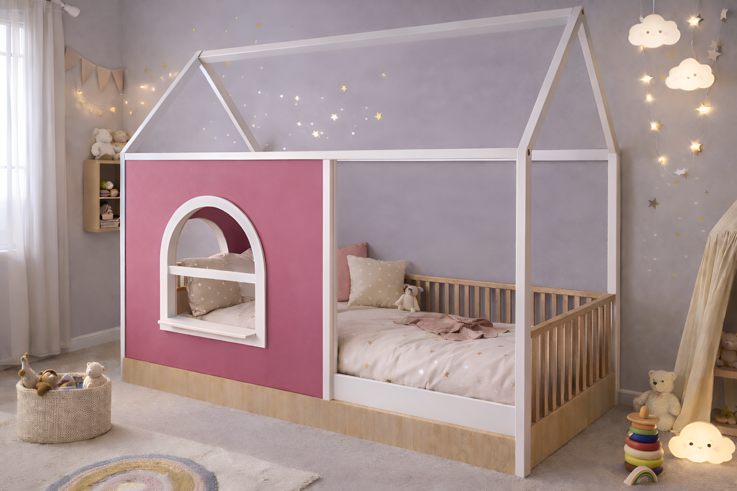 Cama de madera para niños estilo Montessori con barandales y estructura tipo casa blanca, panel decorativo personalizable.
