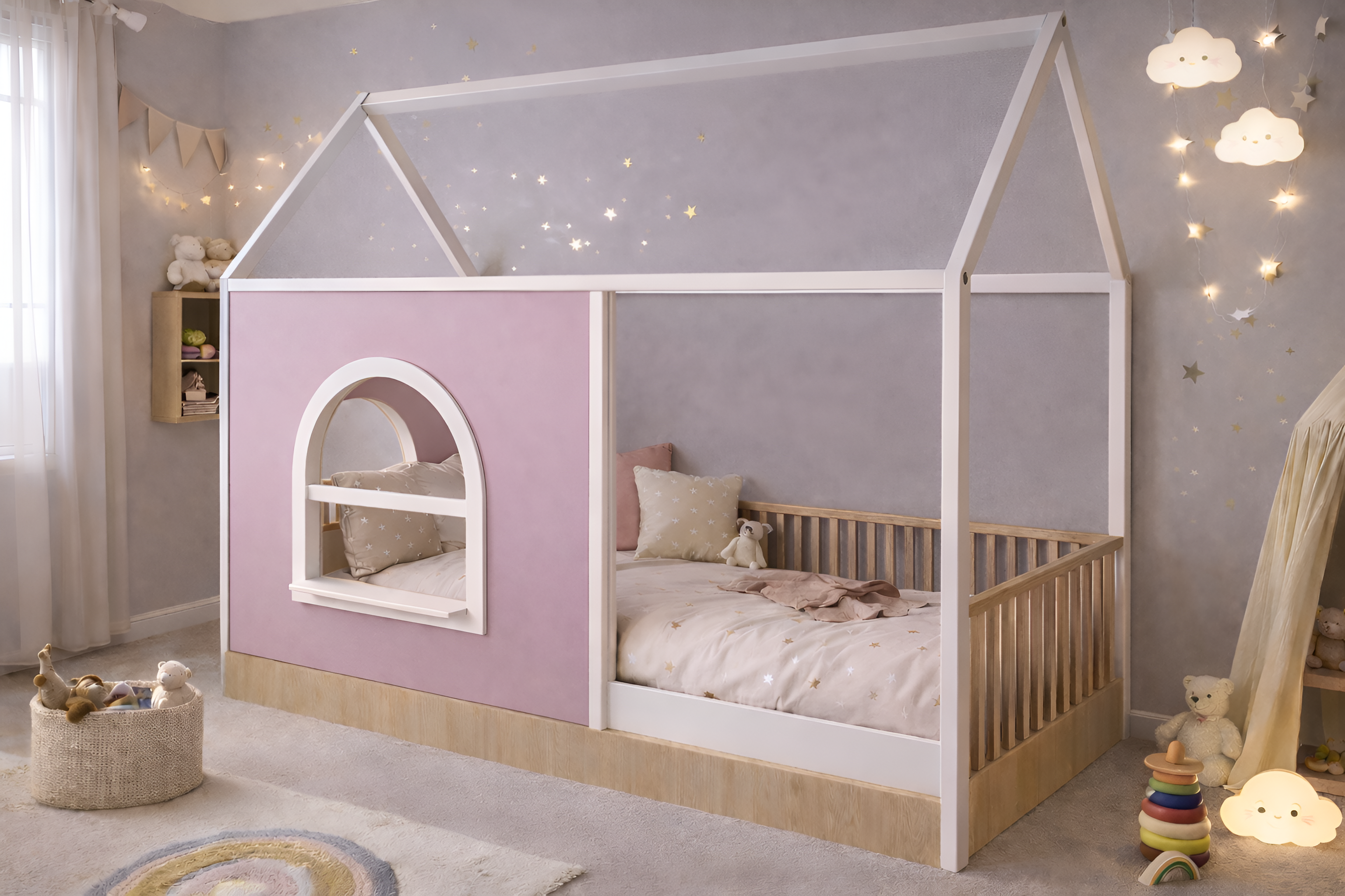 Cama de madera para niños estilo Montessori con barandales y estructura tipo casa blanca, panel decorativo personalizable.