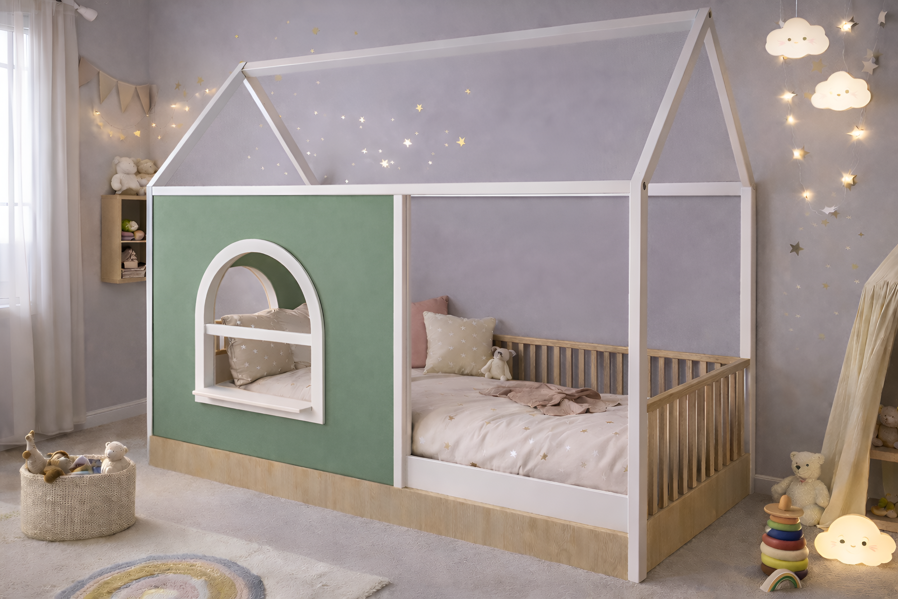 Cama de madera para niños estilo Montessori con barandales y estructura tipo casa blanca, panel decorativo personalizable.