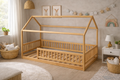 Cama infantil de madera estilo Montessori con barandales y estructura blanca tipo casa.