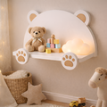 Repisa osito blanco con tonos en madera natural ideal para juguetes y decorazción, estilo cozy.