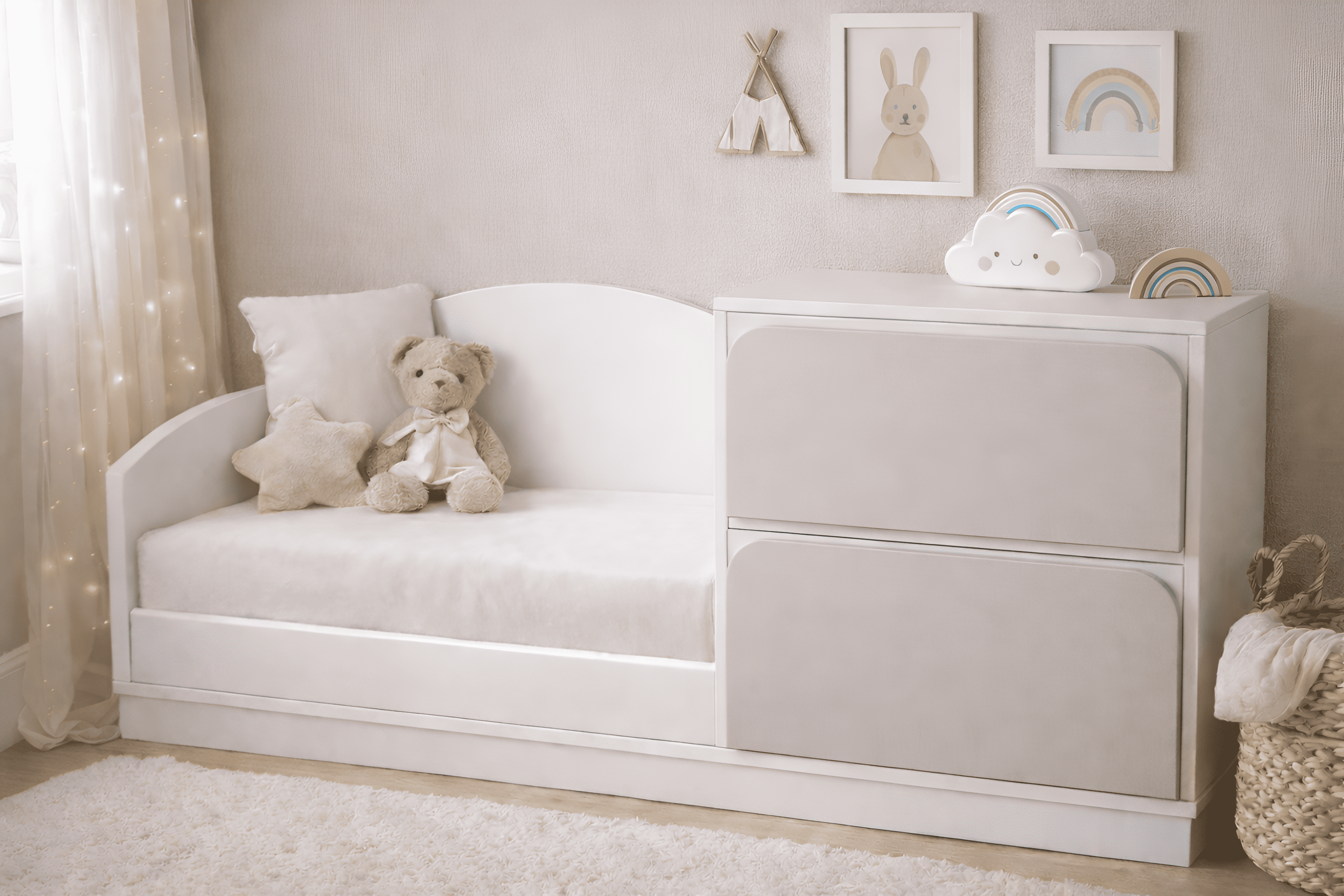 Banco infantil de madera blanca con asiento acolchado y cajoneras en tono beige neutro, ideal para habitación infantil estilo cozy minimalista.